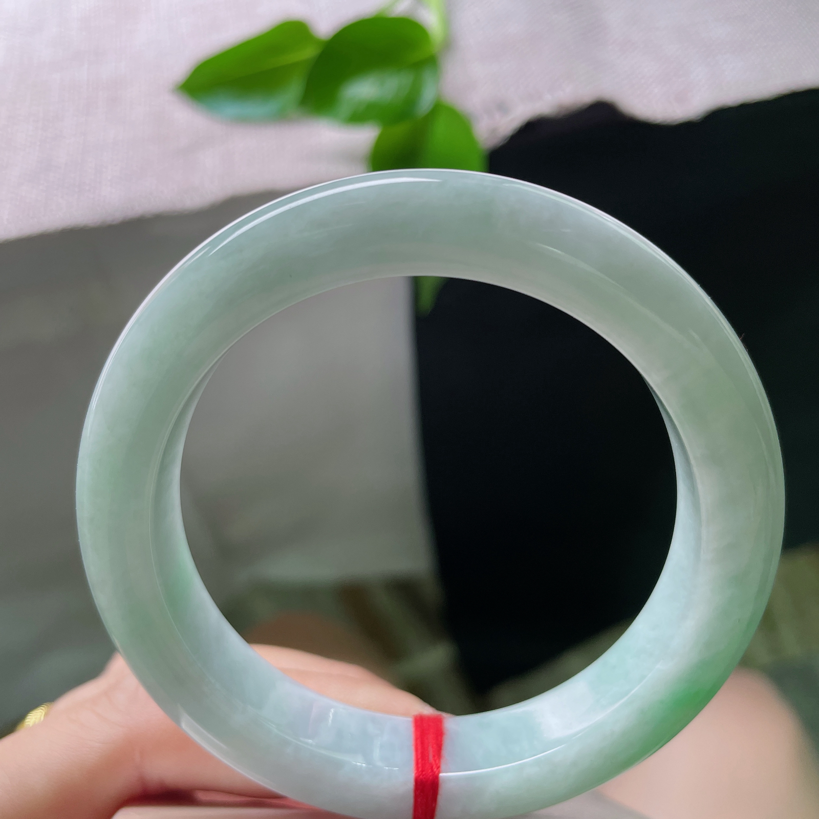 56.3/11.7/9.5飘绿正圈，一抹绿色，翠色伊人，料子细腻，皮纹..