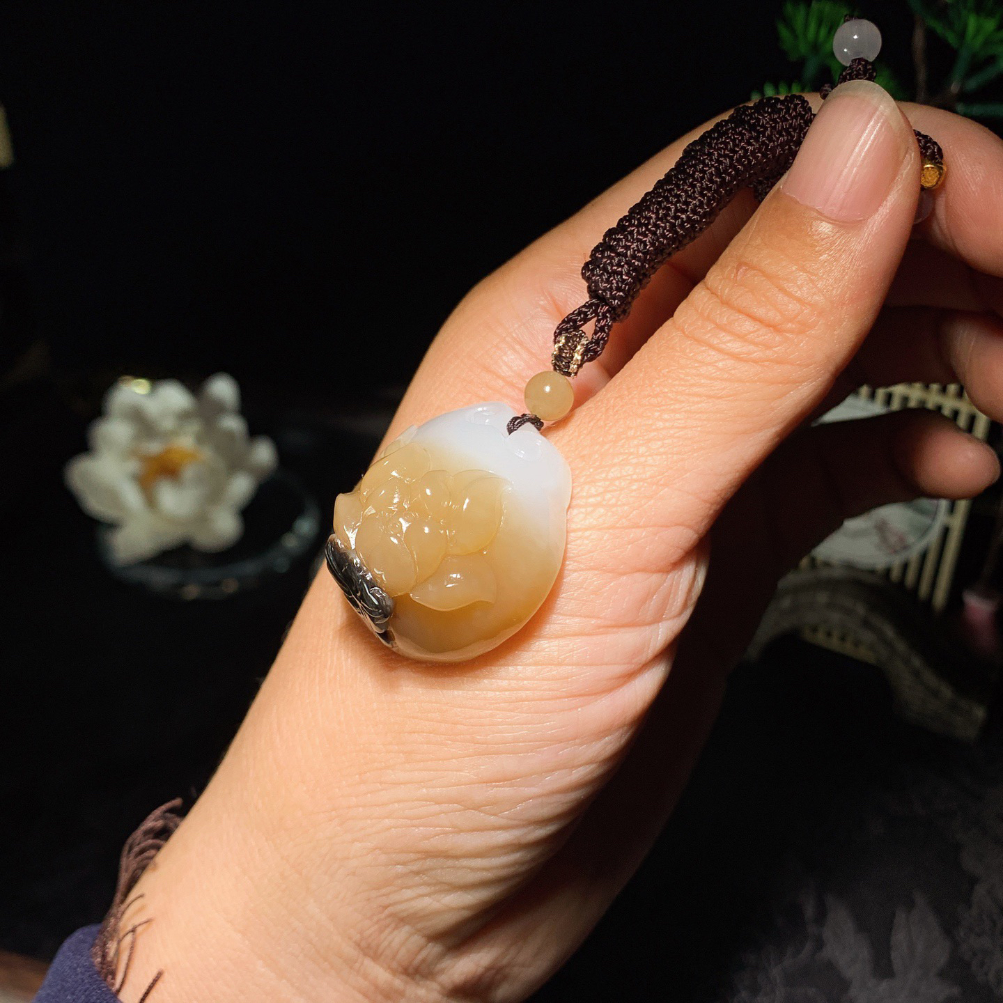 新疆和田玉且末糖花开富贵挂件 尺寸30/30/17重24克！玉质细腻油润 底色纯净 脂粉好，品质好。