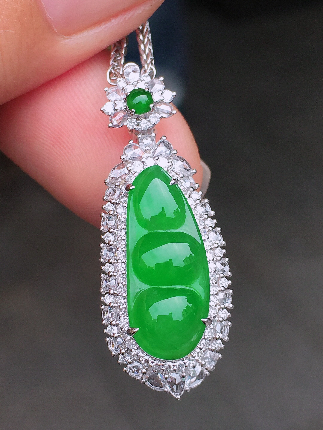 阳绿福豆吊坠，色泽均匀艳丽，玉质细腻，荧光感超
强，饱满圆润，尽显优雅气质，18k
金豪华镶嵌