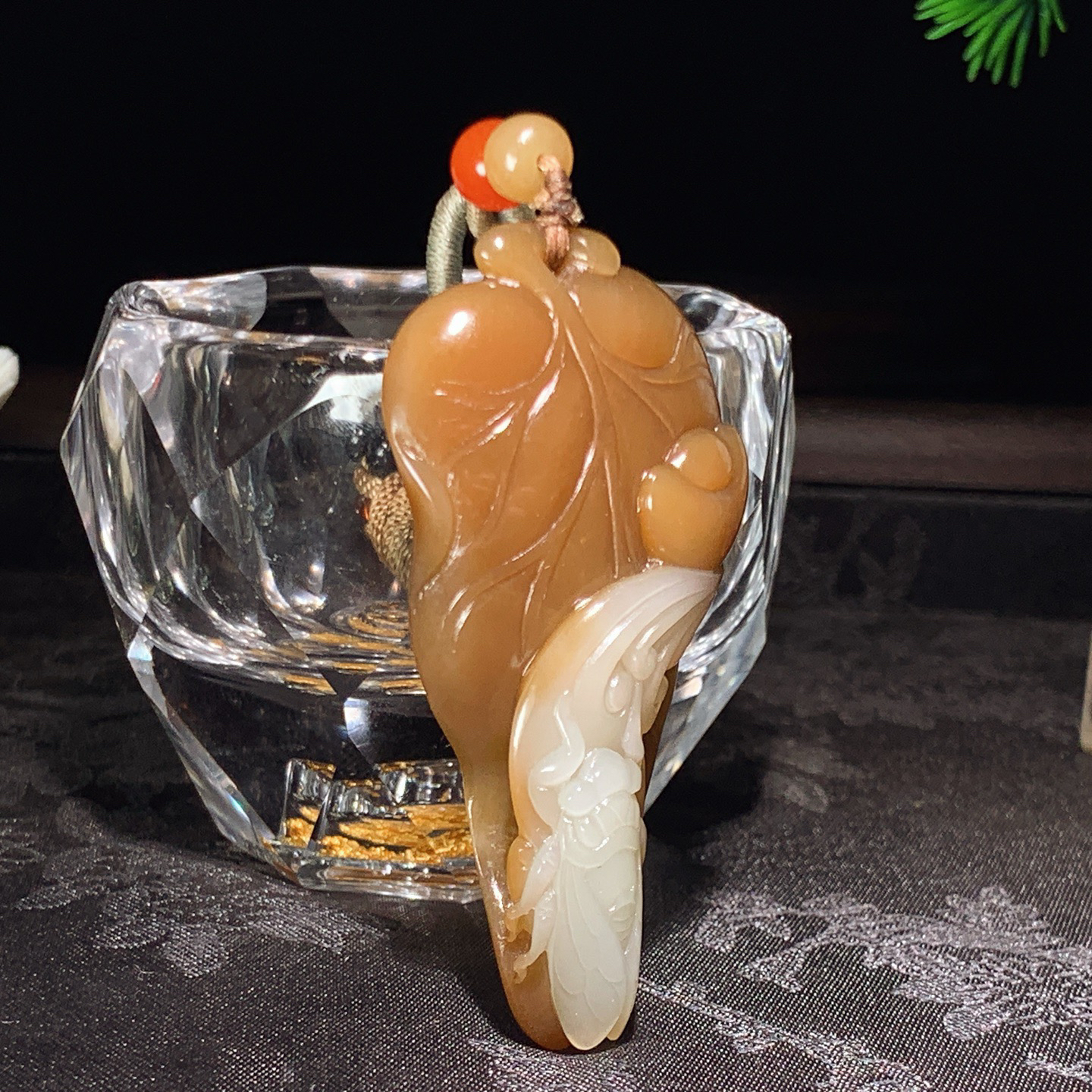 新疆和田玉且末糖一鸣惊人挂件 尺寸60/30/12重28.7克！玉质细腻油润 底色纯净 脂粉好，品质好。lt260318