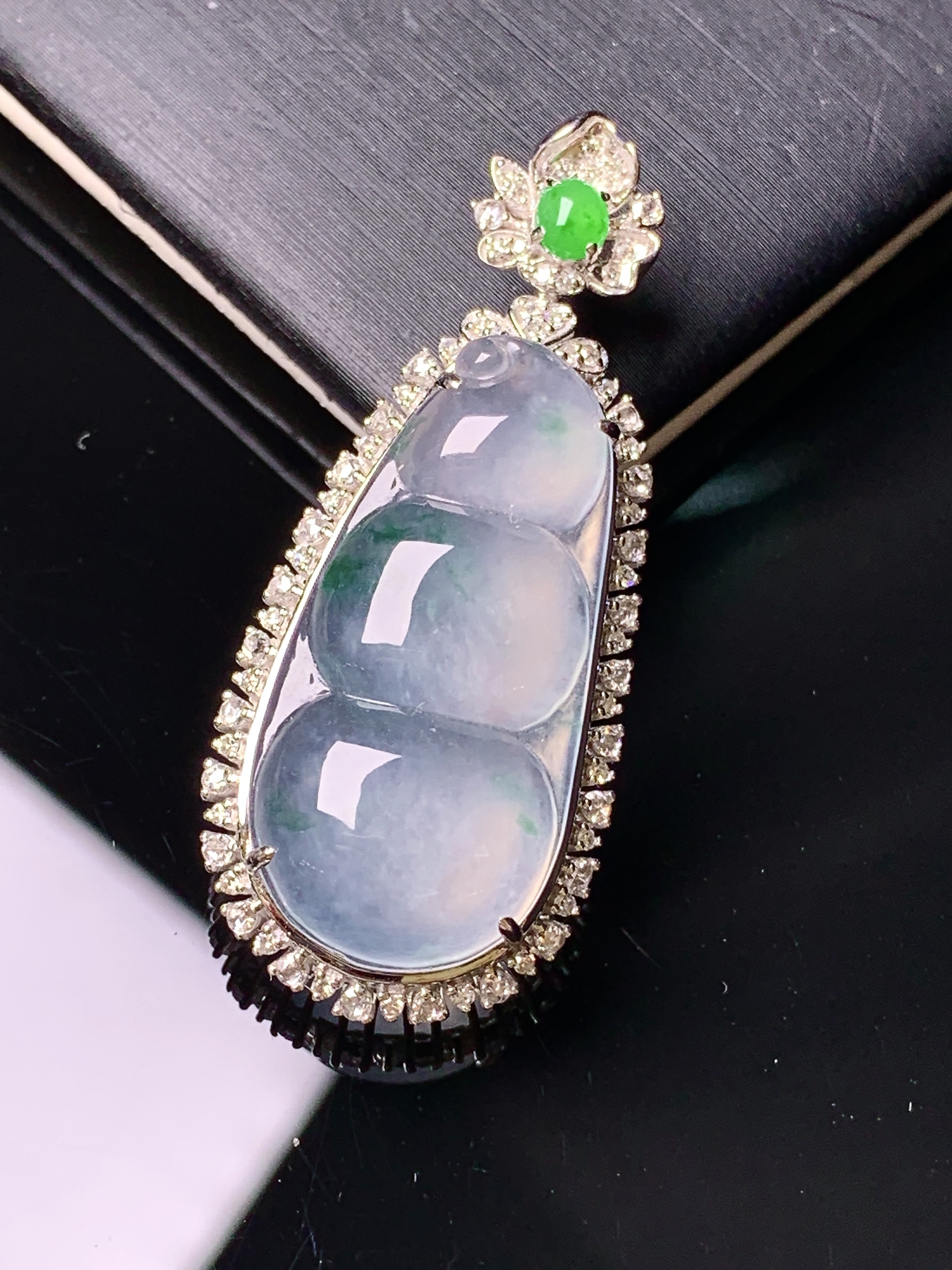 18k金钻镶嵌冰种飘绿四季豆吊坠 玉质细腻 色泽艳丽清新 水润亮眼 整体尺寸 39.8*17*9.8k1