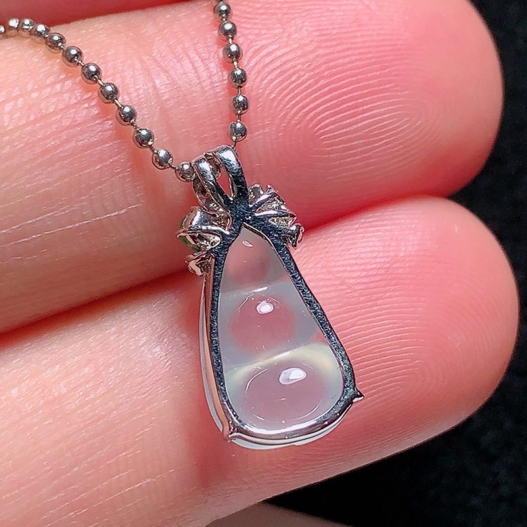 ️18k金镶嵌冰种福豆吊坠，种老水头好，又冰又润，饱满无裂：17.3/8.2/5.4mm裸石：12.5/7.6/3.6mm，ss50182a