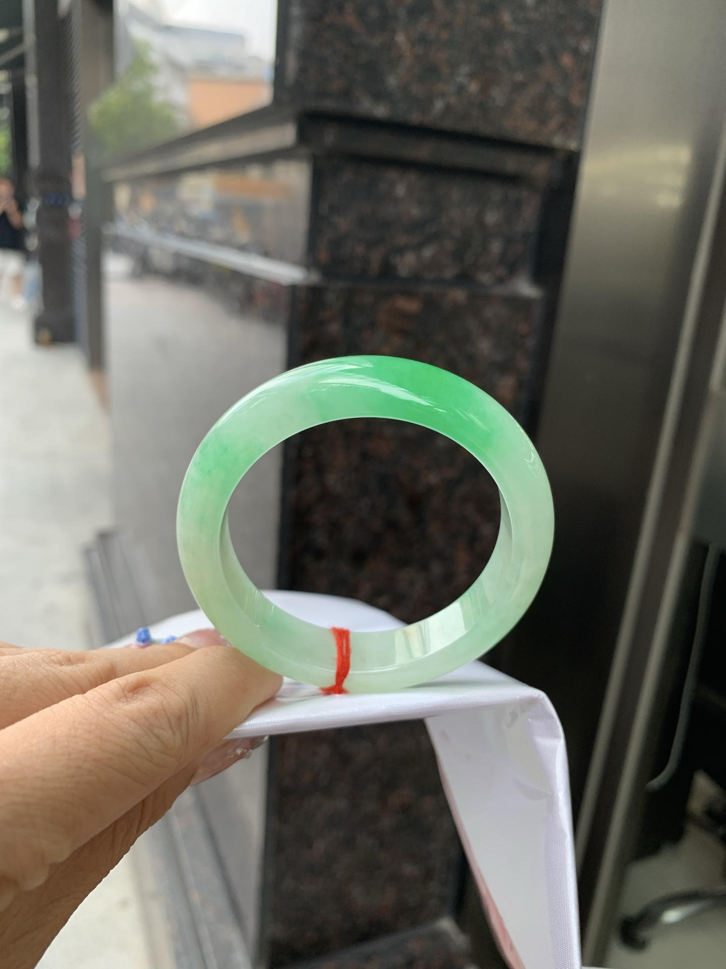 阳绿半山水正圈51-8.1-12.60419-N486打灯棉根，底妆冰润，半圈阳绿像春芽，从水润如晨露的底子蹦跳而出，将春日的灵动生机凝于手镯中，戴上她，清水芙蓉般的清新感自然晕染，每一次抬手，都似把盎然绿意融入生活。