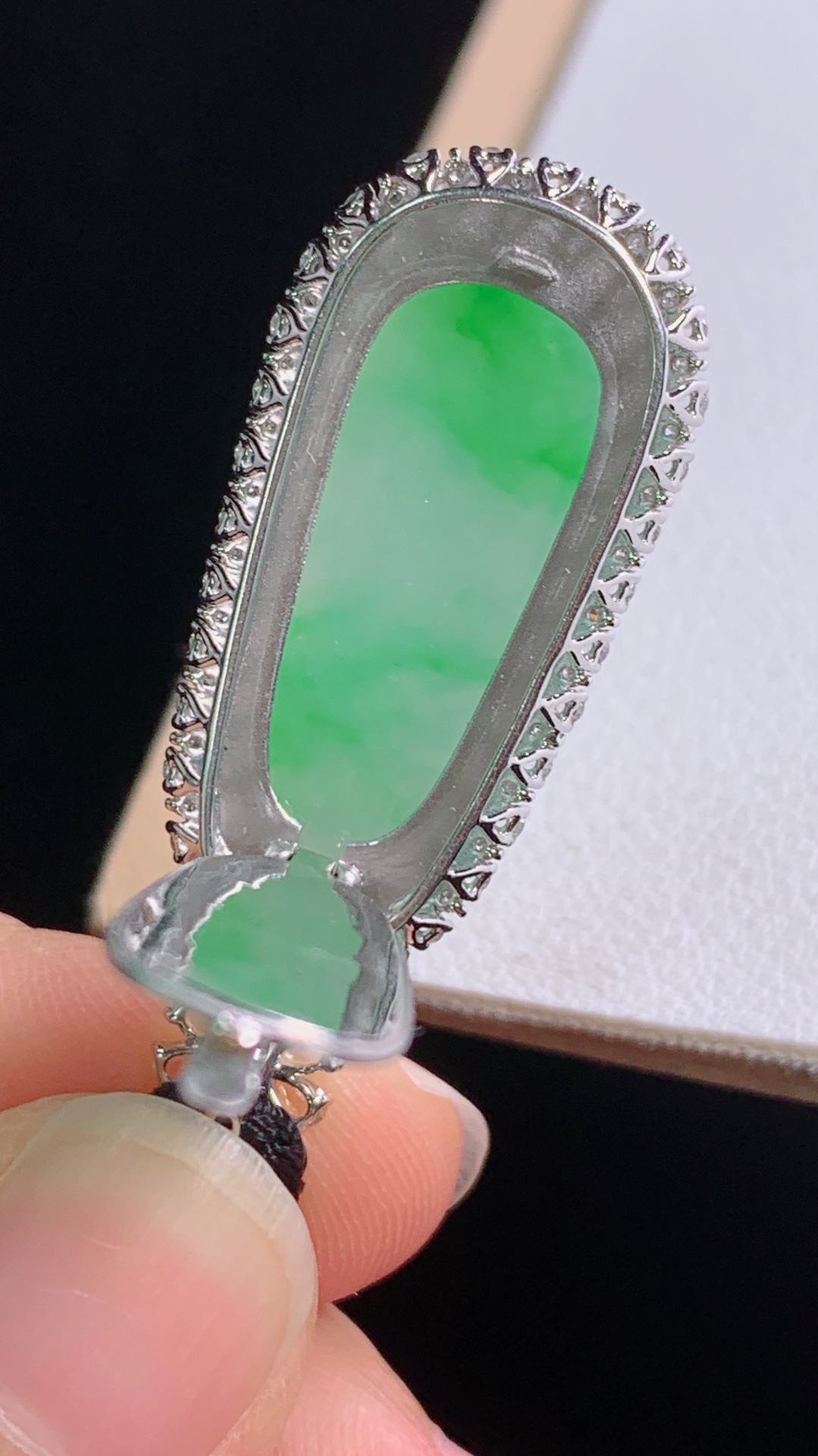 ️冰飘绿福瓜吊坠，18K重金镶嵌，花色灵动，胶感十足，无裂，尺寸:36.9-15.1-7.9/裸石26.8-12.1-3.8mm