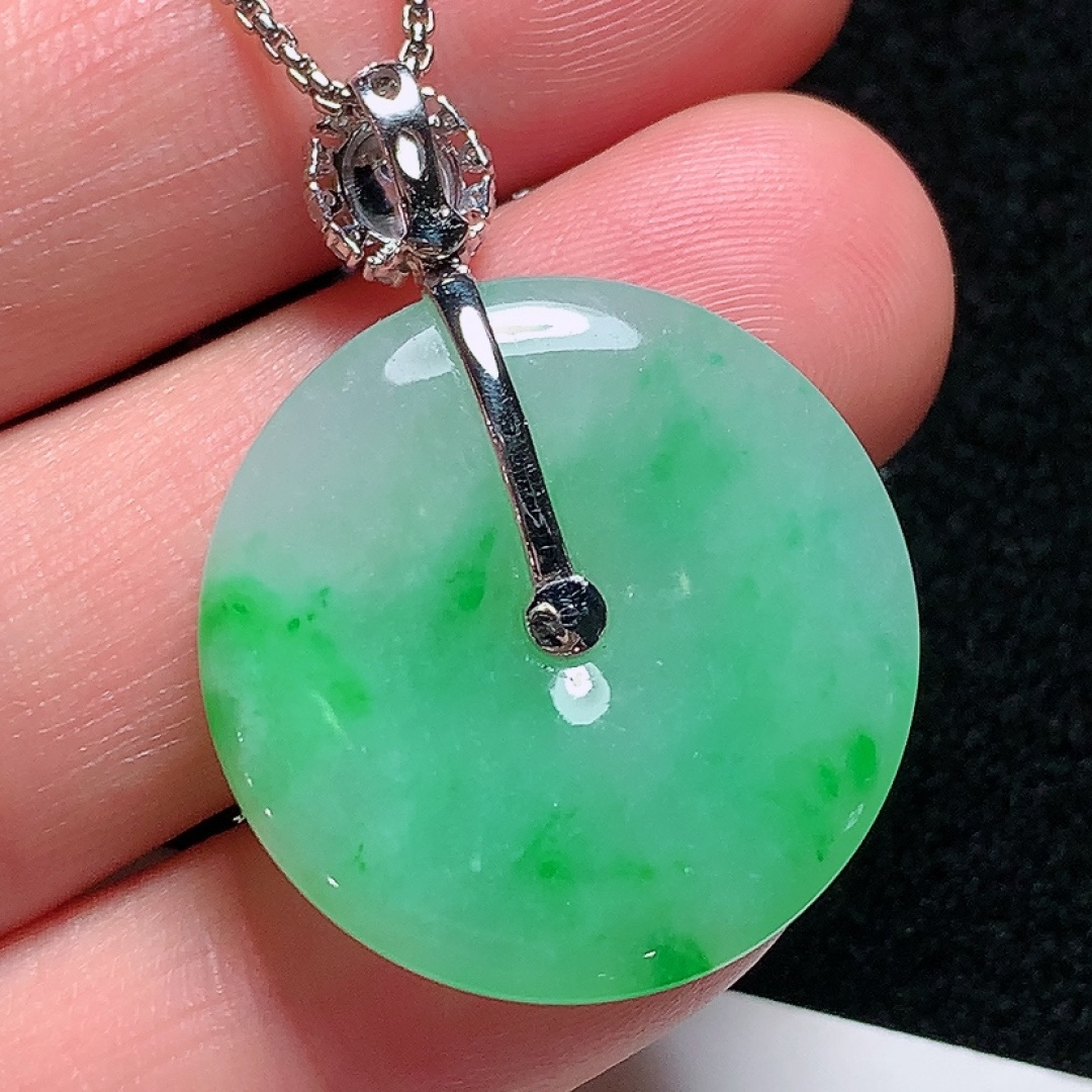 ️18k金镶嵌冰种飘阳绿平安扣，种老水头好，清爽漂亮，饱满无裂：33.7mm裸石：25.2/3.8mm，ss50182a