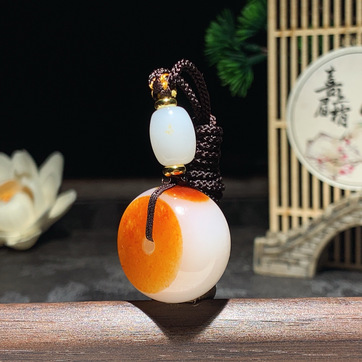 和田玉红皮料白玉平安扣挂件。尺寸24/14重19克，玉质细腻油润 脂粉好，品质好！lt260418