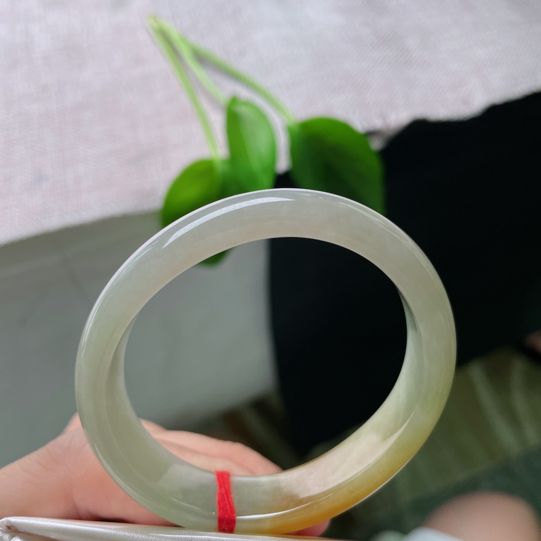53（45.5）13.2/6.7，黄翡贵妃，冰润细腻，种老，如金丝游动，婉间鎏金，无裂，ss48379a