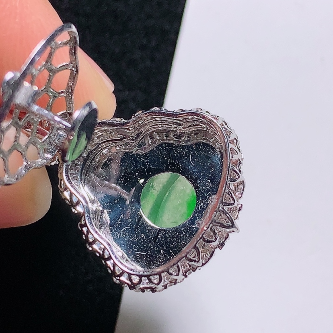 ️18k金镶嵌冰种阳绿佛公，种老水头好，又冰又润，饱满无裂：23.8/18/9.2mm裸石：13.7/15.9/2.6mm，ss50182a