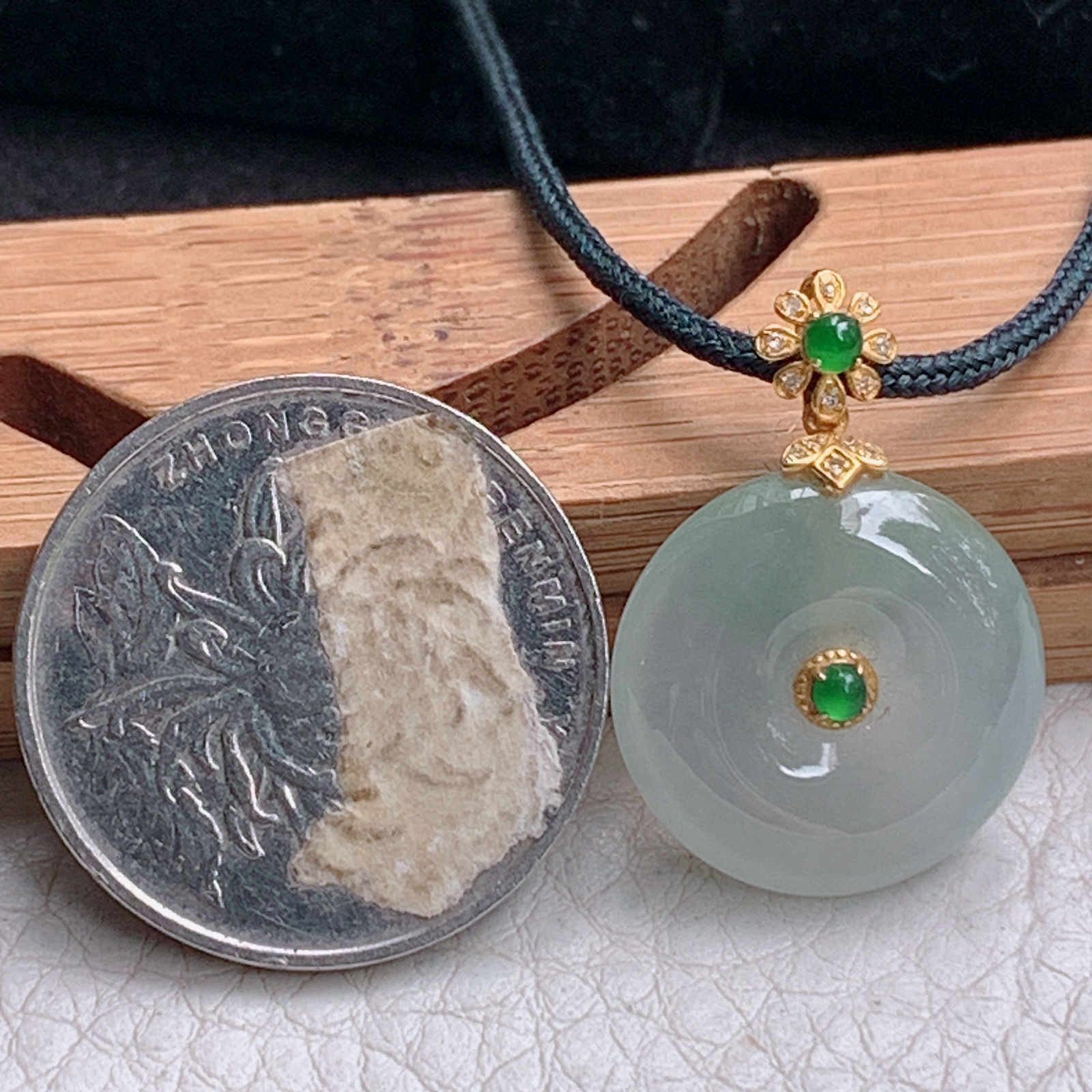 zz3实拍26.2*18.3*5.3天然缅甸翡翠冰透平安扣小吊坠淡晴水镶金玉扣锁骨坠