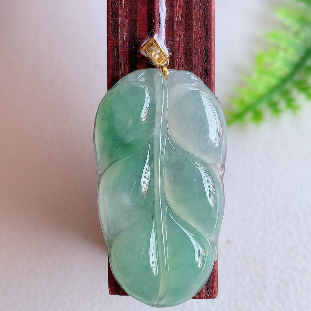18k金扣冰润飘花金枝玉叶翡翠吊坠  老种起胶感  飘花灵动  寓意“金枝玉叶，大业有成，一夜成名”