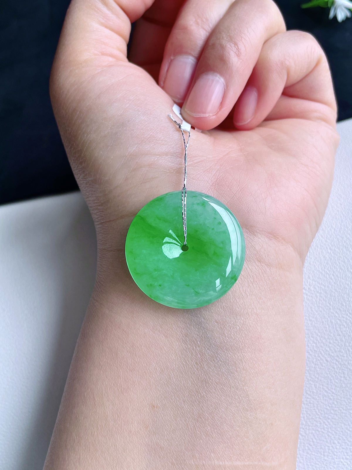 【裸石】高冰阳绿平安扣吊坠
【说明】缅料 完美 性价比高  
【尺寸】31.1-5.8