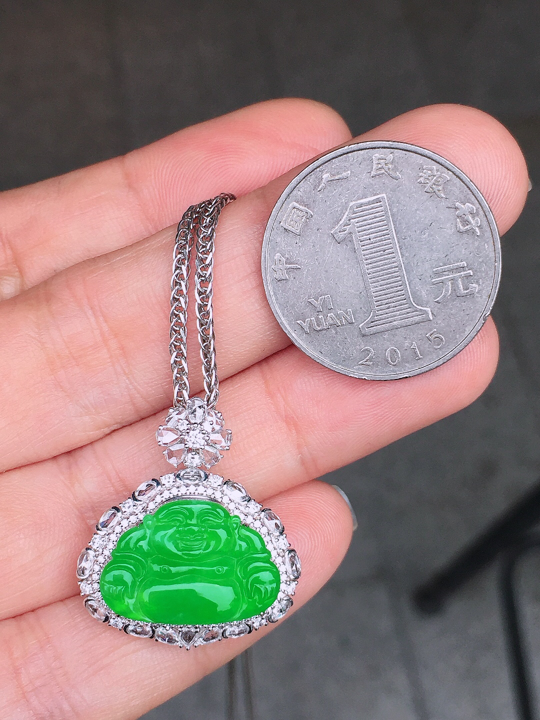 阳绿佛公吊坠，色泽均匀艳丽，玉质细腻，荧光感超
强，饱满圆润，尽显优雅气质，18k
金豪华镶嵌