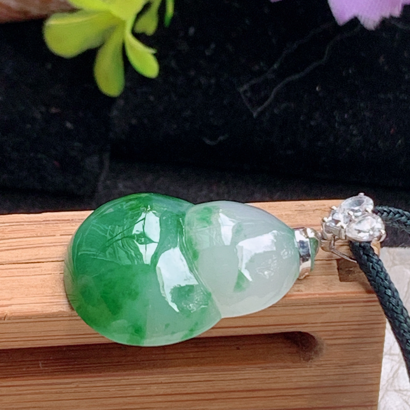 zz3实拍连金27.8*17*5天然缅甸翡翠飘绿花葫芦吊坠镶金扣精美福禄锁骨坠