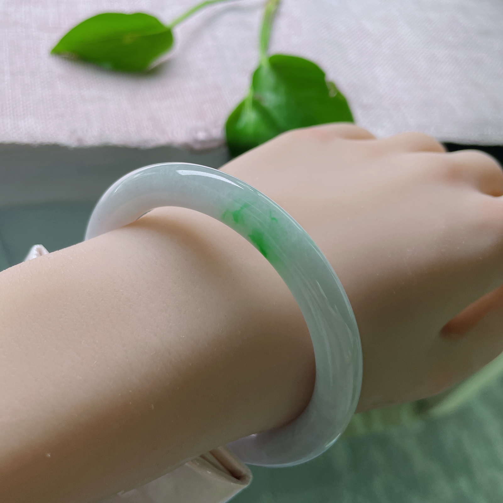 56/8.4紫罗兰圆条，阳绿点缀，俏丽多姿，水润细腻，棉线纹..