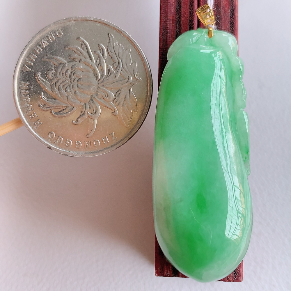 18k金扣冰润满绿福瓜翡翠吊坠，呱呱来财，福气满满的美好寓意，清新自然  沁人心脾，造型独特，清秀高雅  W415.18  尺寸：42.5-16-8mm