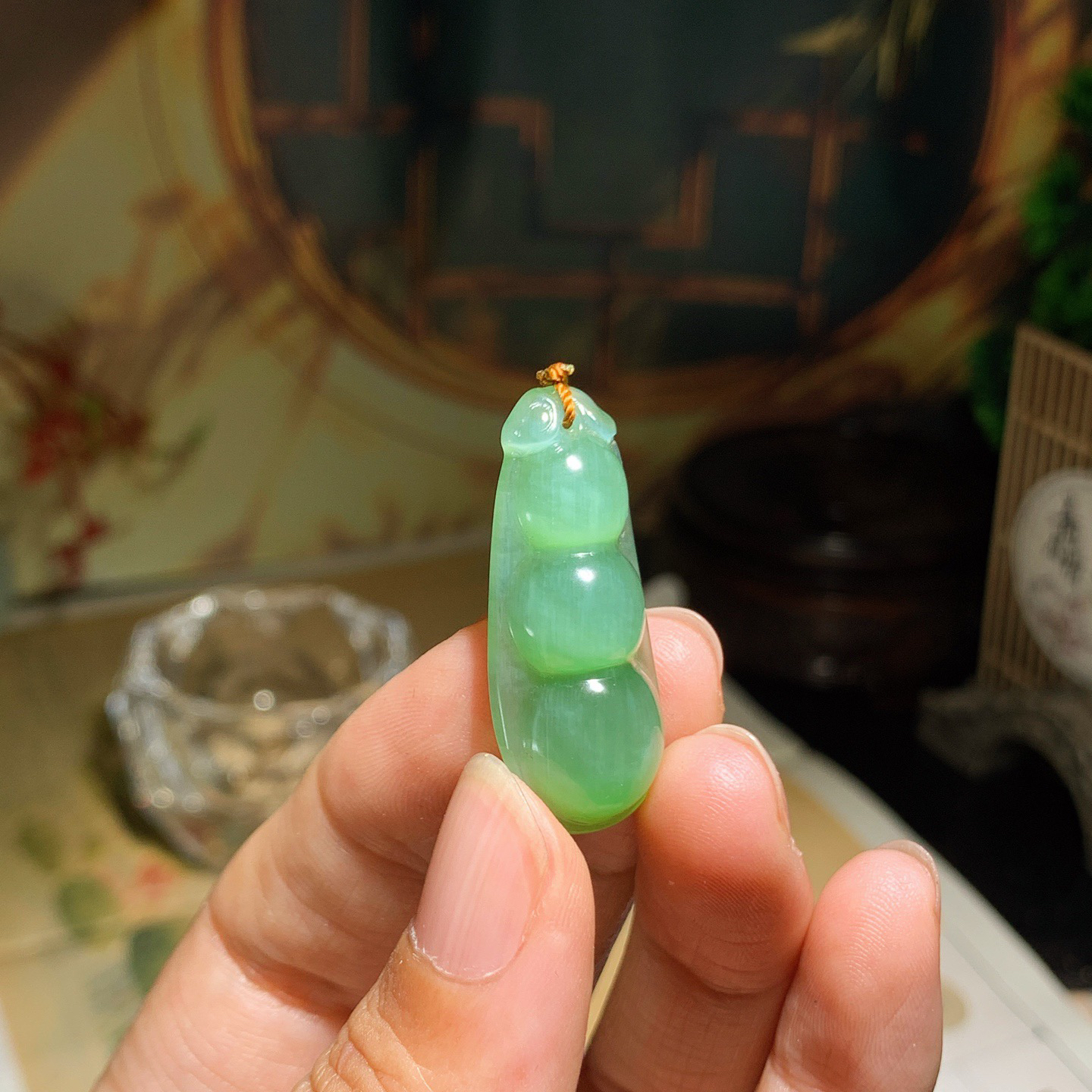 和田玉阳绿猫眼俄罗斯碧玉福豆四季豆挂件 尺寸34/14/7重4.8克，玉质细腻油润 底色纯净 脂粉好，品质好！lt260418