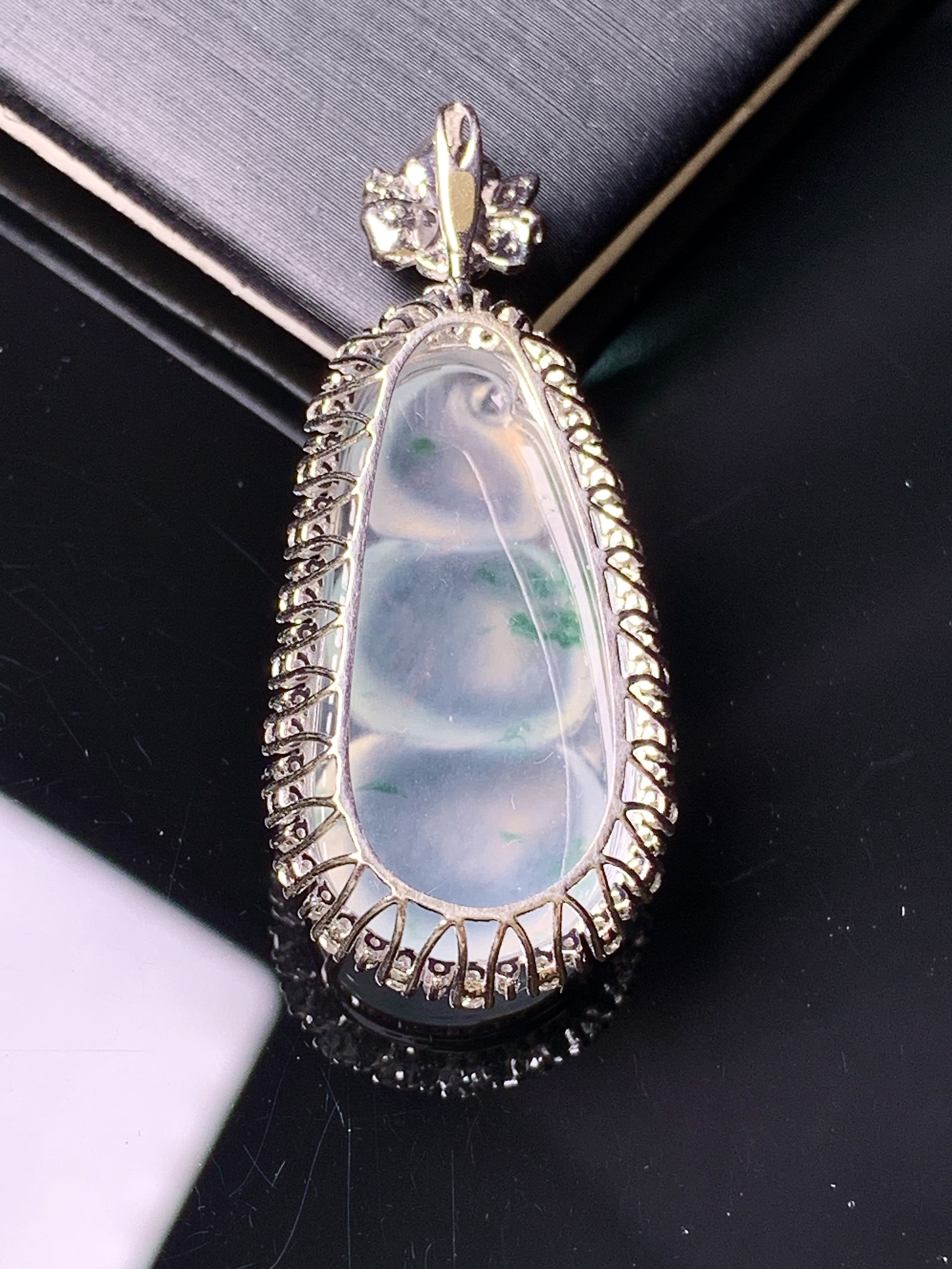 18k金钻镶嵌冰种飘绿四季豆吊坠 玉质细腻 色泽艳丽清新 水润亮眼 整体尺寸 39.8*17*9.8k1