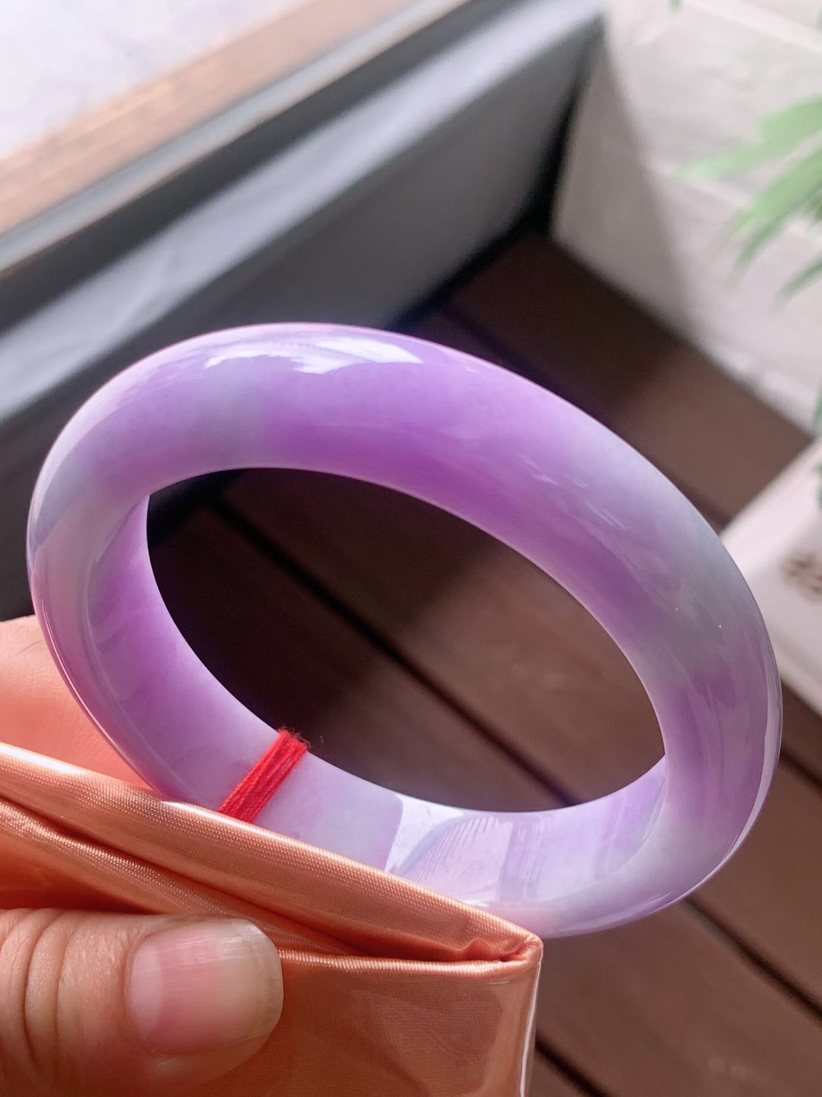 【翡翠名称】老坑坑种紫罗兰58.2正圈口手镯
【翡翠尺寸】58.2/13.3/8.5mm适合57-59正圈口佩戴
【翡翠描述】宝贝种老水足，玉质细腻，色泽靓丽，性价比高，佩戴效果好！
【其它赠送】权威证书/精美挂绳盒子/支持全国复检