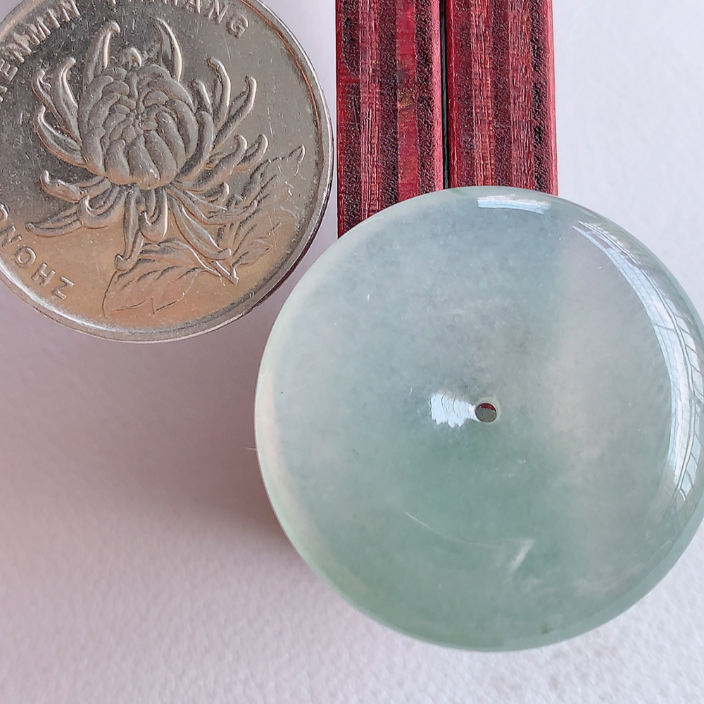 冰润平安扣吊坠，厚装饱满，冰润剔透，细腻水足，种质润泽，飘花灵动，佩戴优雅大气，W01.18   尺寸：28.3-6mm