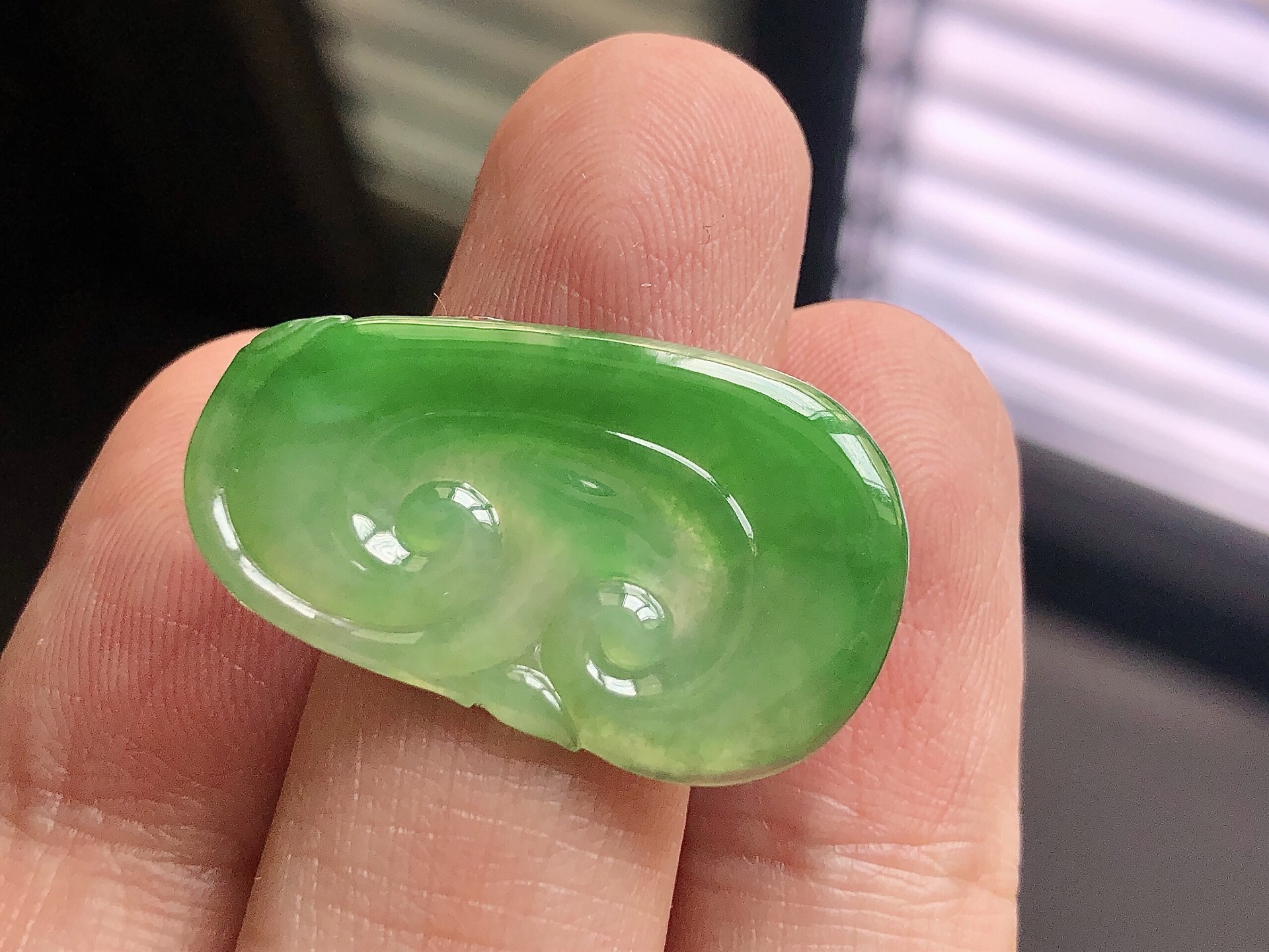 ️ 阳绿如意， 色泽艳阳，通透水润，玉质细腻，夺目迷人，镶嵌效果，品相，无裂，尺寸29.5*17.5*2