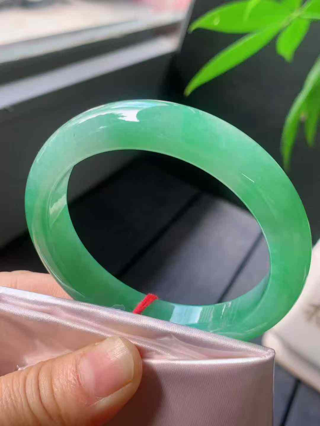 【翡翠名称】老坑种冰阳绿54.5正圈口手镯
【翡翠尺寸】54.5/12.5/8.2mm适合53.5-56正圈口佩戴
【翡翠描述】宝贝种老水足，玉质细腻，色泽靓丽，性价比高，佩戴效果好！
【其它赠送】权威证书/精美挂绳盒子/支持全国复检