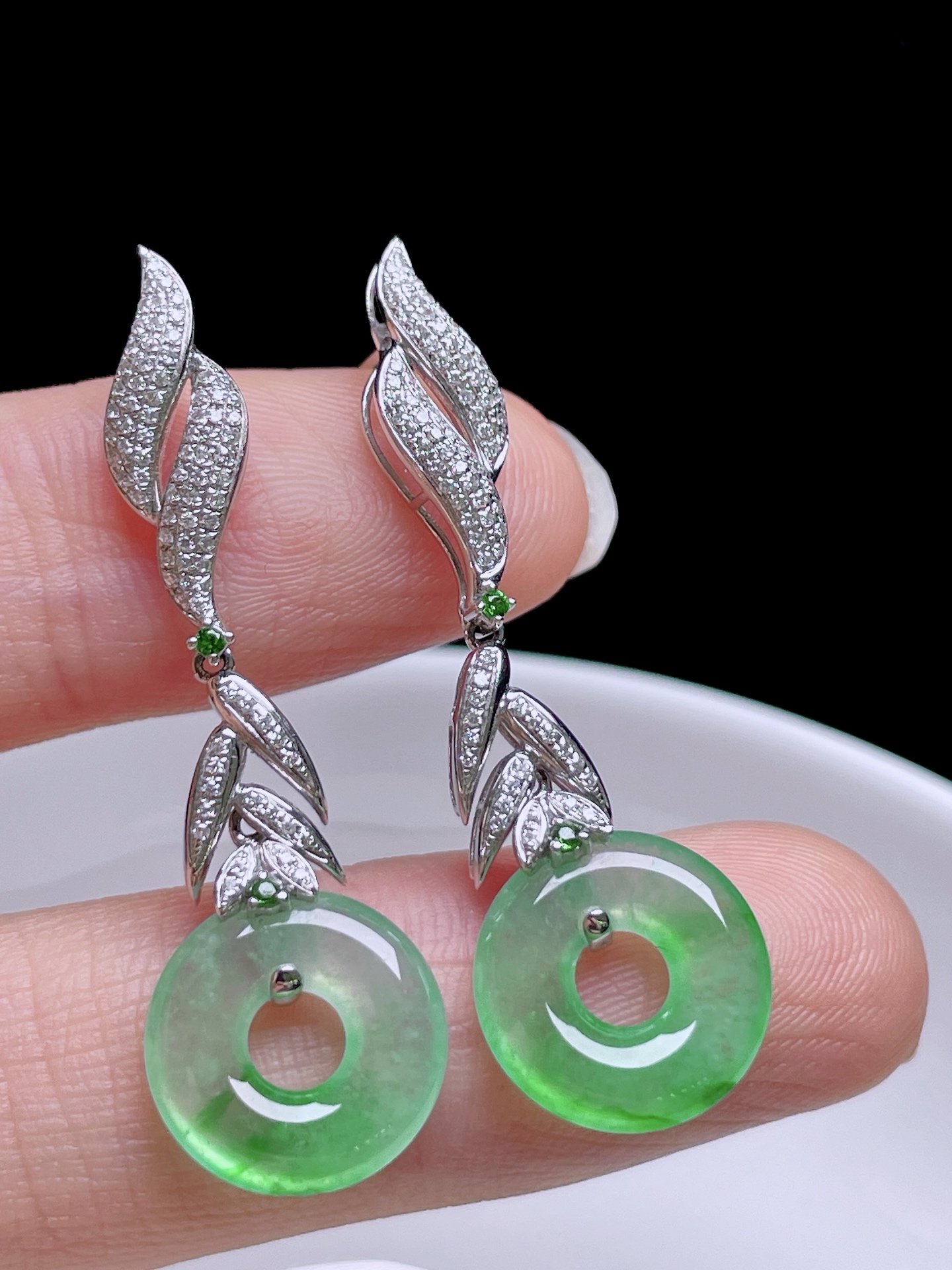 ️ 冰飘绿花甜甜圈耳坠 花色灵动，种老水润，18k金镶嵌 整体：38.5 裸石：12/2.6
