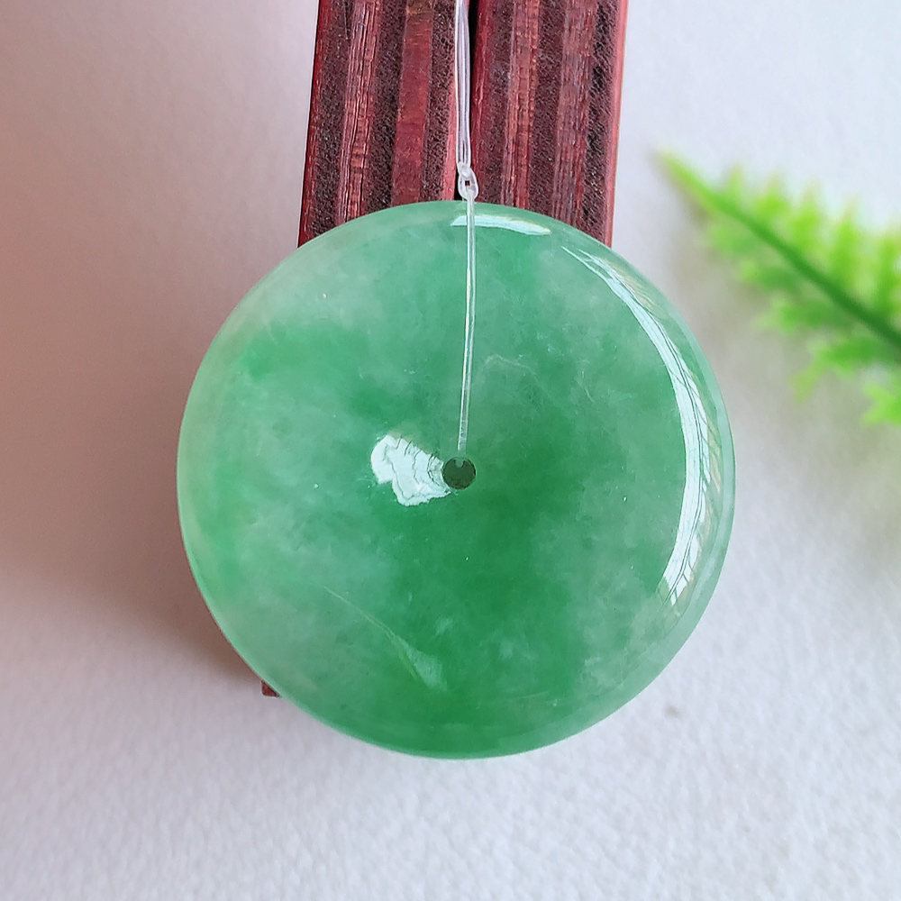 冰润满绿平安扣吊坠，厚装饱满，冰润剔透，细腻水足，种质润泽，飘花灵动，佩戴优雅大气，W49.18  