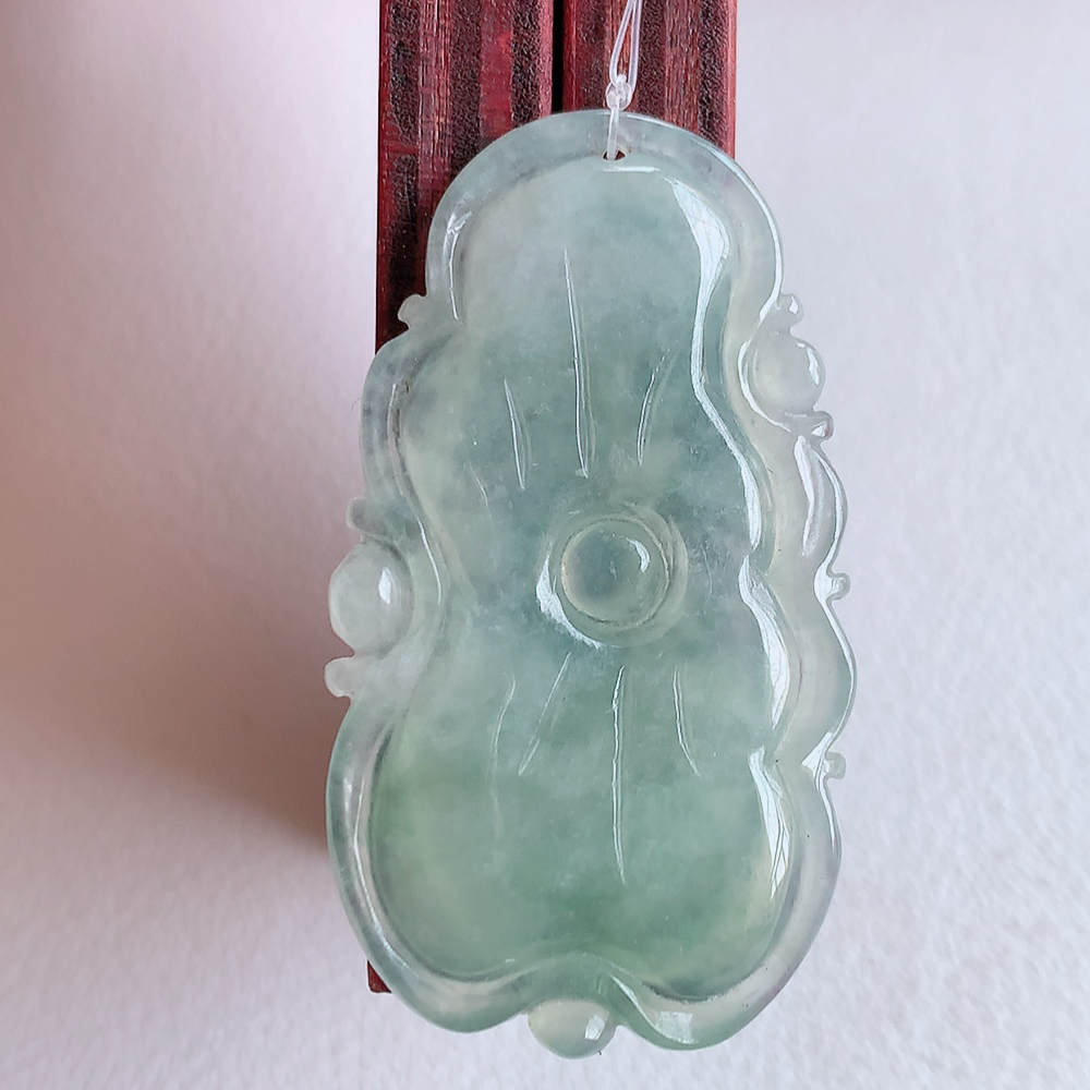 老坑冰润莲花挂件，种水上乘，肉质水润细腻，晶体结构致密，莹润通透，颜色清爽干净，色泽纯正  W49.18  尺寸：36.8-20.8-3.5mm