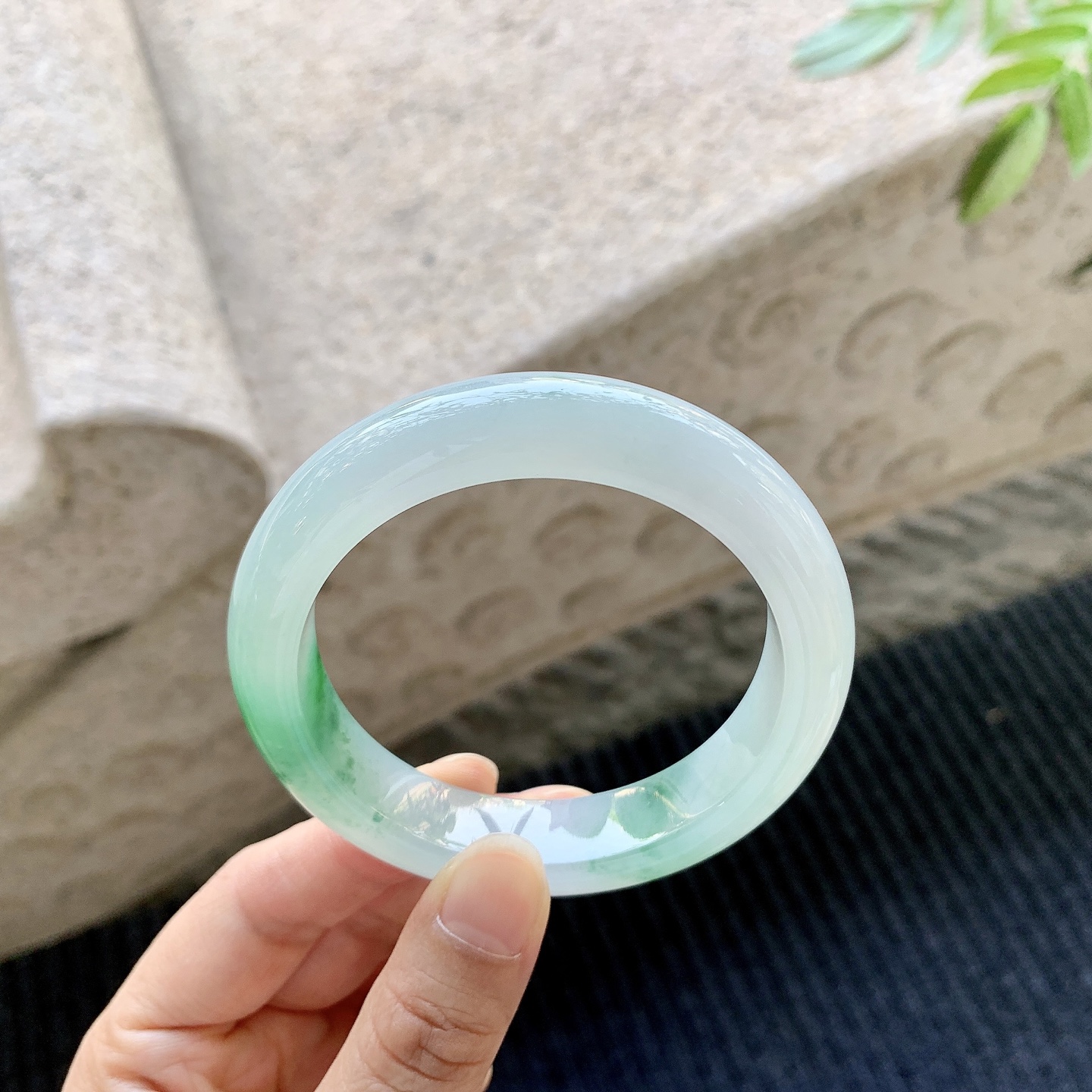 正圈 55 55【圈口】55.4/12.8/9【编码】A1061389【描述】冰糯飘辣绿，水润，种老，细腻，无裂
