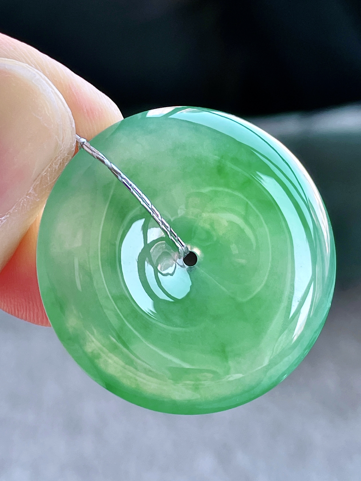 【裸石】高冰阳绿平安扣吊坠
【说明】缅料 完美 性价比高  
【尺寸】32.6-6.2