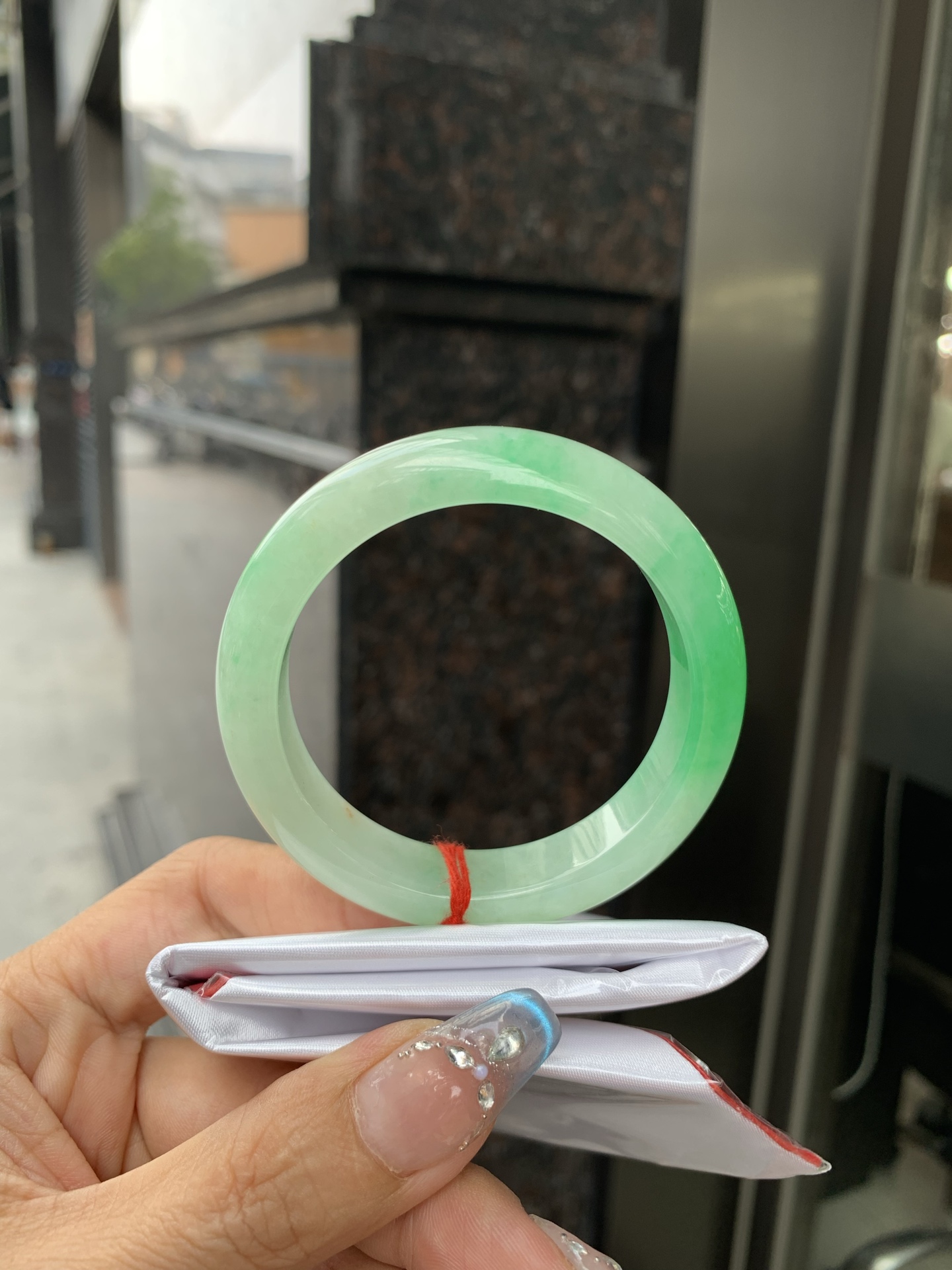 阳绿半山水正圈51-8.1-12.60419-N486打灯棉根，底妆冰润，半圈阳绿像春芽，从水润如晨