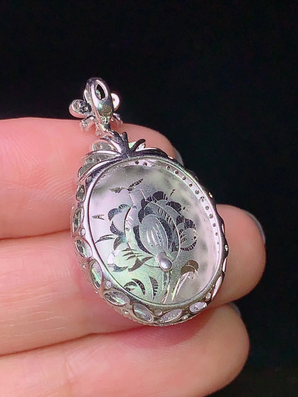 18k金钻镶嵌满绿蛋面吊坠 玉质细腻 色泽清新艳丽 整体尺寸31.3*17.8*10 b2