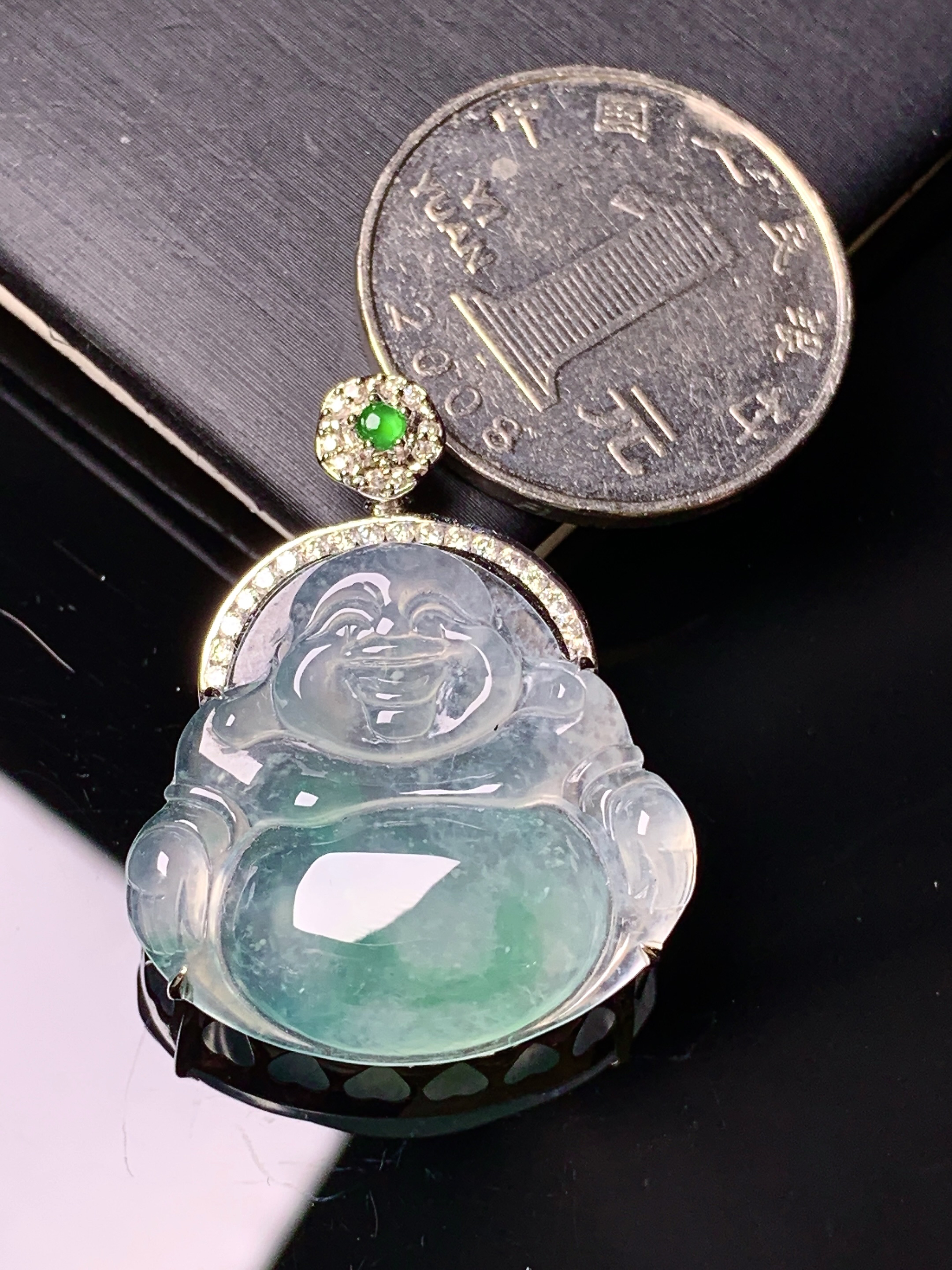 18k金钻镶嵌冰种飘绿佛公吊坠 玉质细腻 色泽艳丽清新 水润亮眼 整体尺寸32*25.3*8.5y5