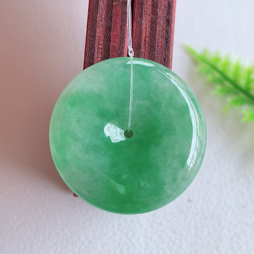 冰润满绿平安扣吊坠，厚装饱满，冰润剔透，细腻水足，种质润泽，飘花灵动，佩戴优雅大气，W49.18   尺寸：24.3-4.6mm
