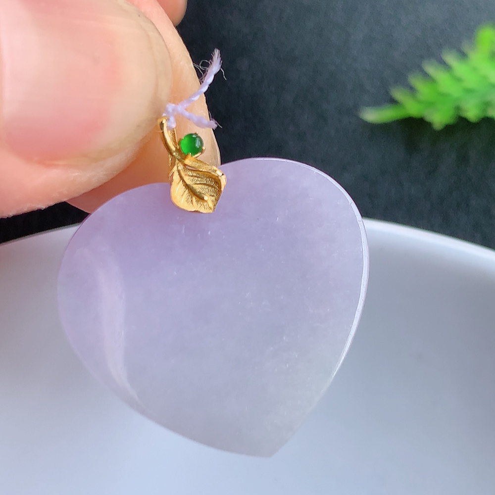 18k金镶嵌冰润紫罗兰心形吊坠 玉质细腻 色泽清新艳丽 W415.18   整体尺寸：25.2-22.6-3.6mm    裸石尺寸：21-22.6-3.6mm