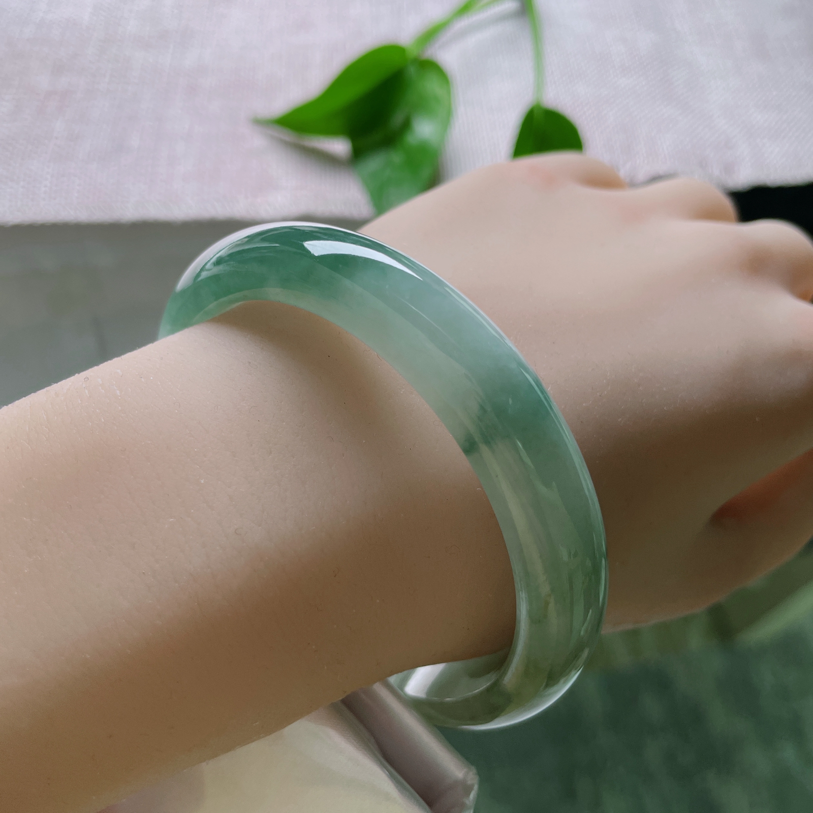 59.7/12.1/7.7，冰油正圈，种老，莹润细腻，佩戴沉稳内敛..