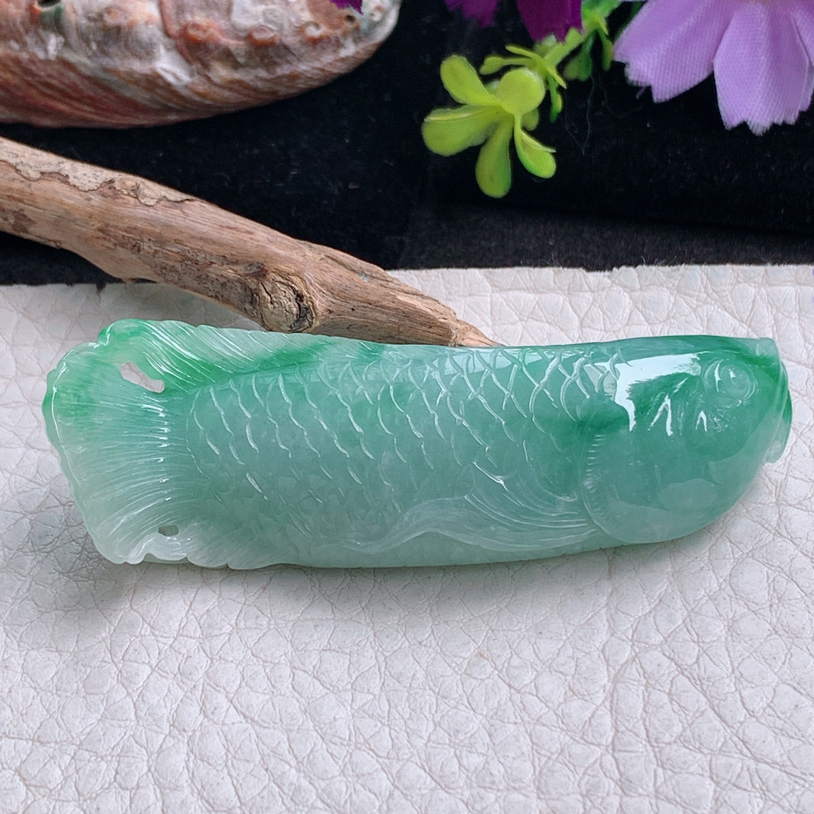 zz3实拍66*21*10天然缅甸翡翠飘绿花金龙鱼吊坠立体精雕年年有鱼玉坠