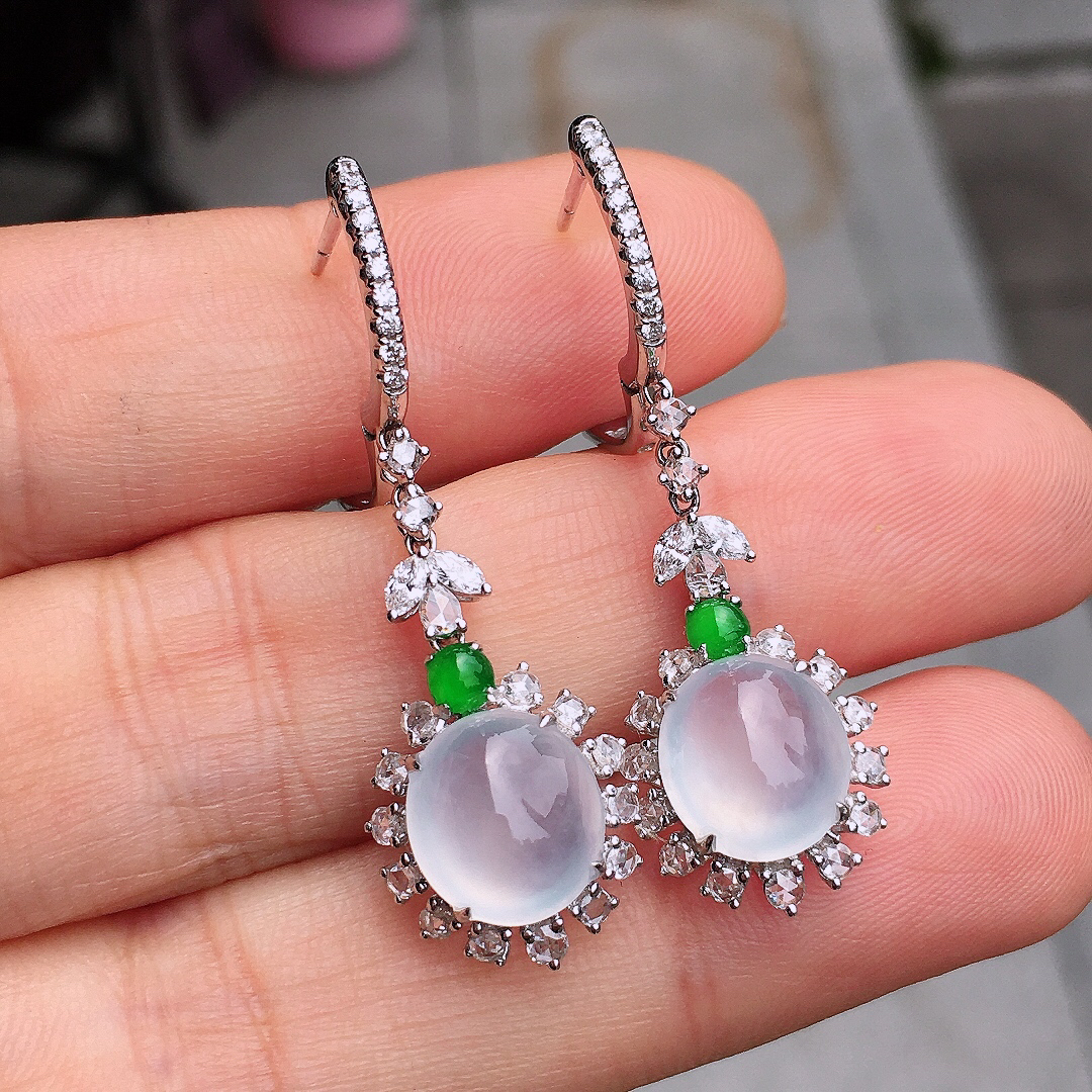 冰种蛋面耳坠，玉质细腻，荧光感超
强，饱满圆润，尽显优雅气质，18k
金豪华镶嵌