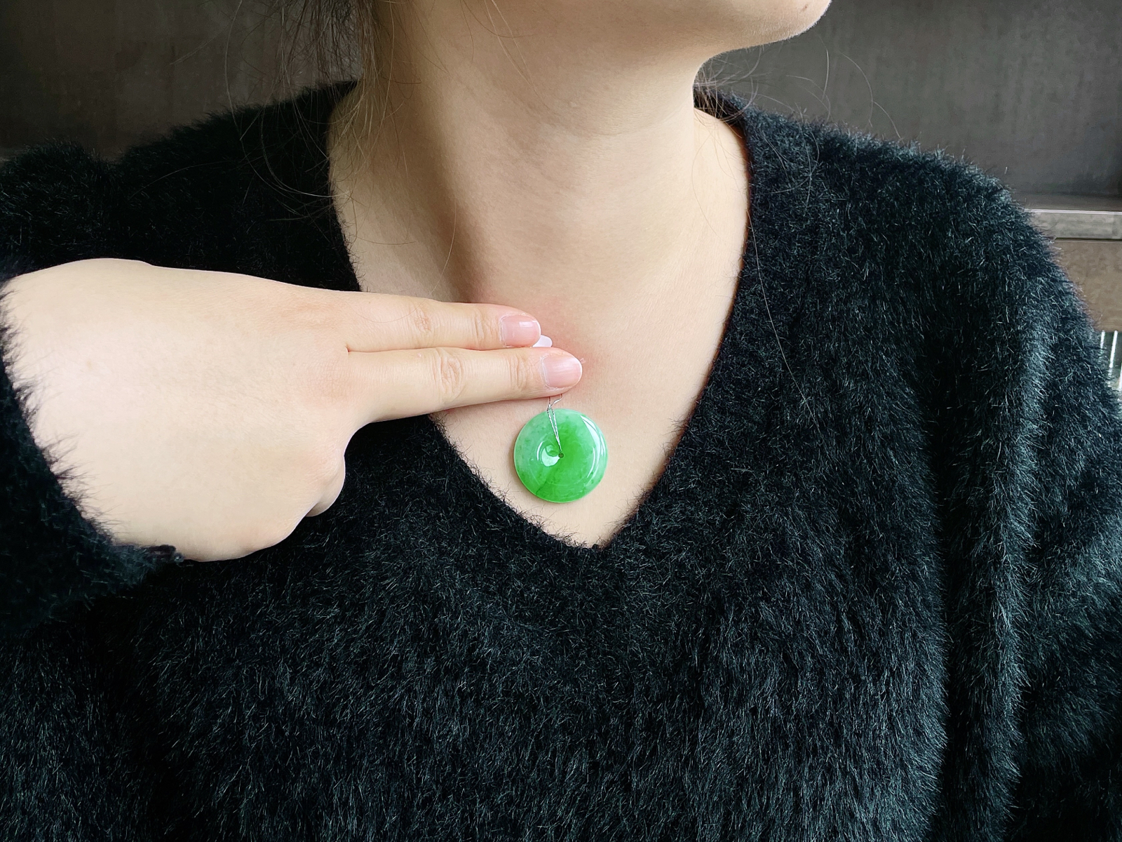 【裸石】高冰阳绿平安扣吊坠
【说明】缅料 完美 性价比高  
【尺寸】31.1-5.8