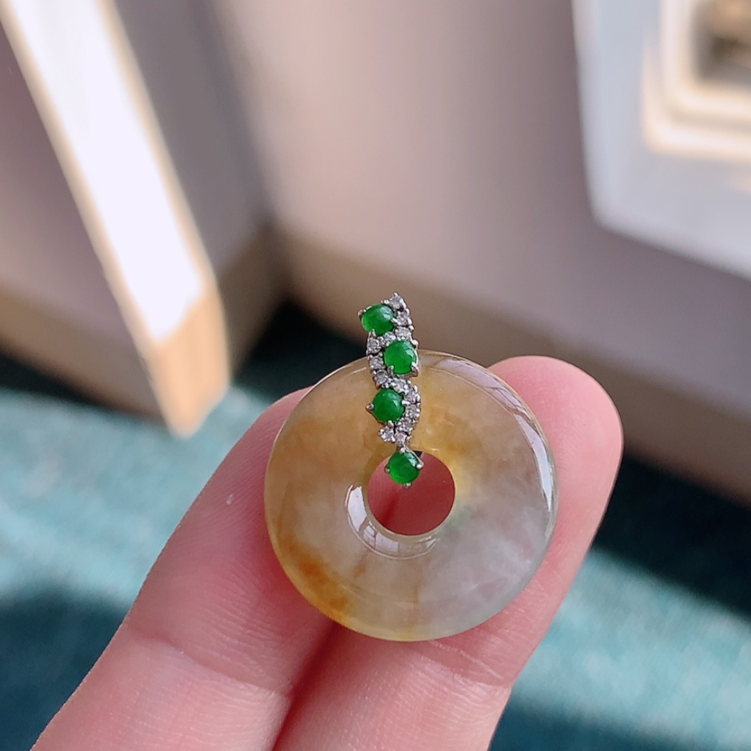 冰黄甜甜圈吊坠。色系甜美，种老饱满水润，佩戴优雅时尚，货号18417，20.7-3.6