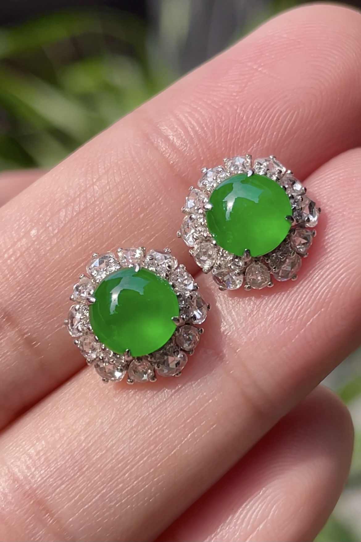 ️，高冰辣正阳绿，耳钉，饱满，起光，通透水润，玉质细腻，翠色鲜艳，18k金奢华钻石镶嵌，6.6-6.6-3