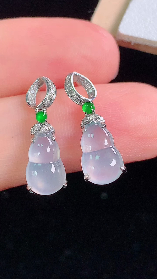 18K高冰葫芦耳钉，无裂，尺寸:19.1-6.5-4.0/裸石9.2-6.4-1.8mm