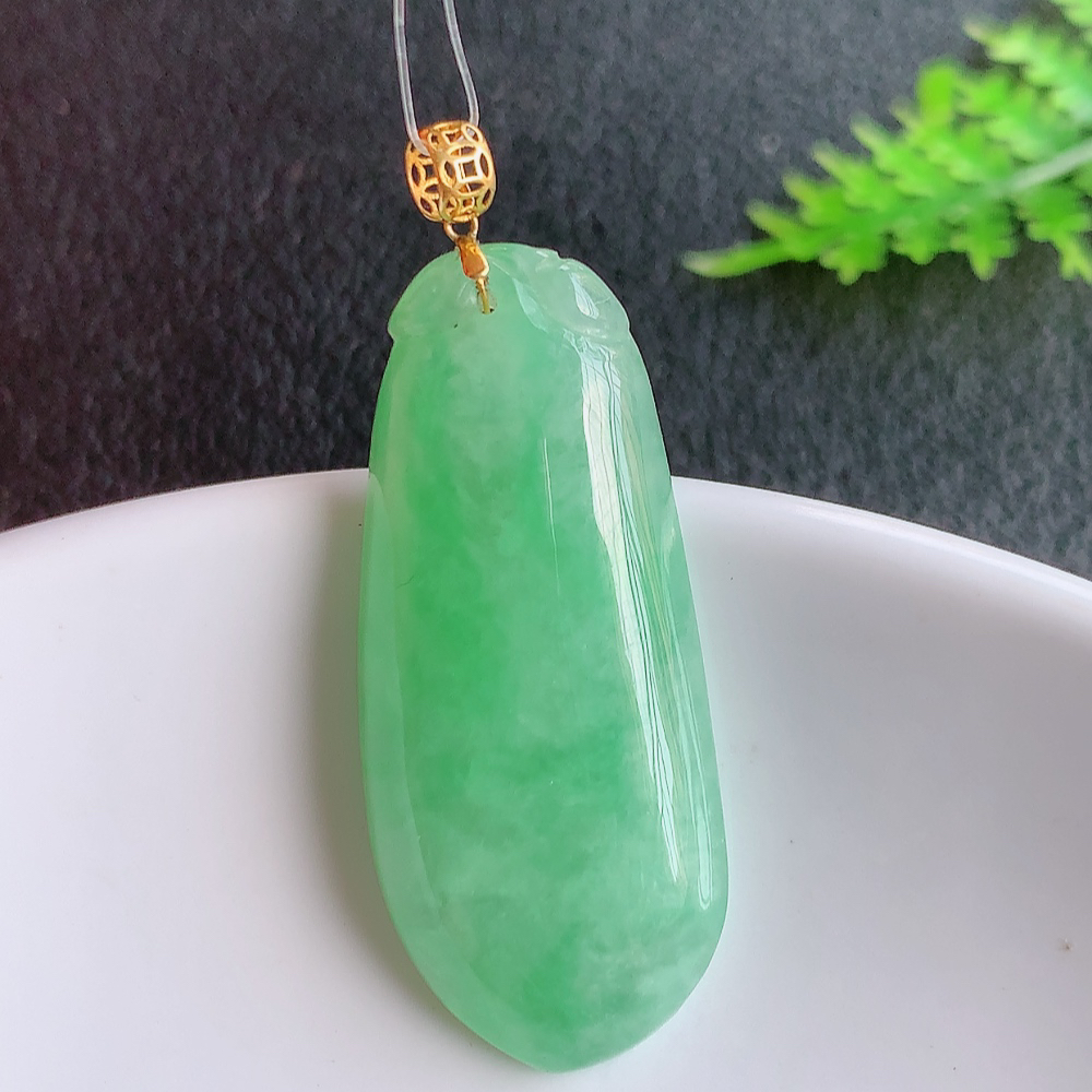 18k金扣冰润满绿福瓜翡翠吊坠，呱呱来财，福气满满的美好寓意，清新自然  沁人心脾，造型独特，清秀高