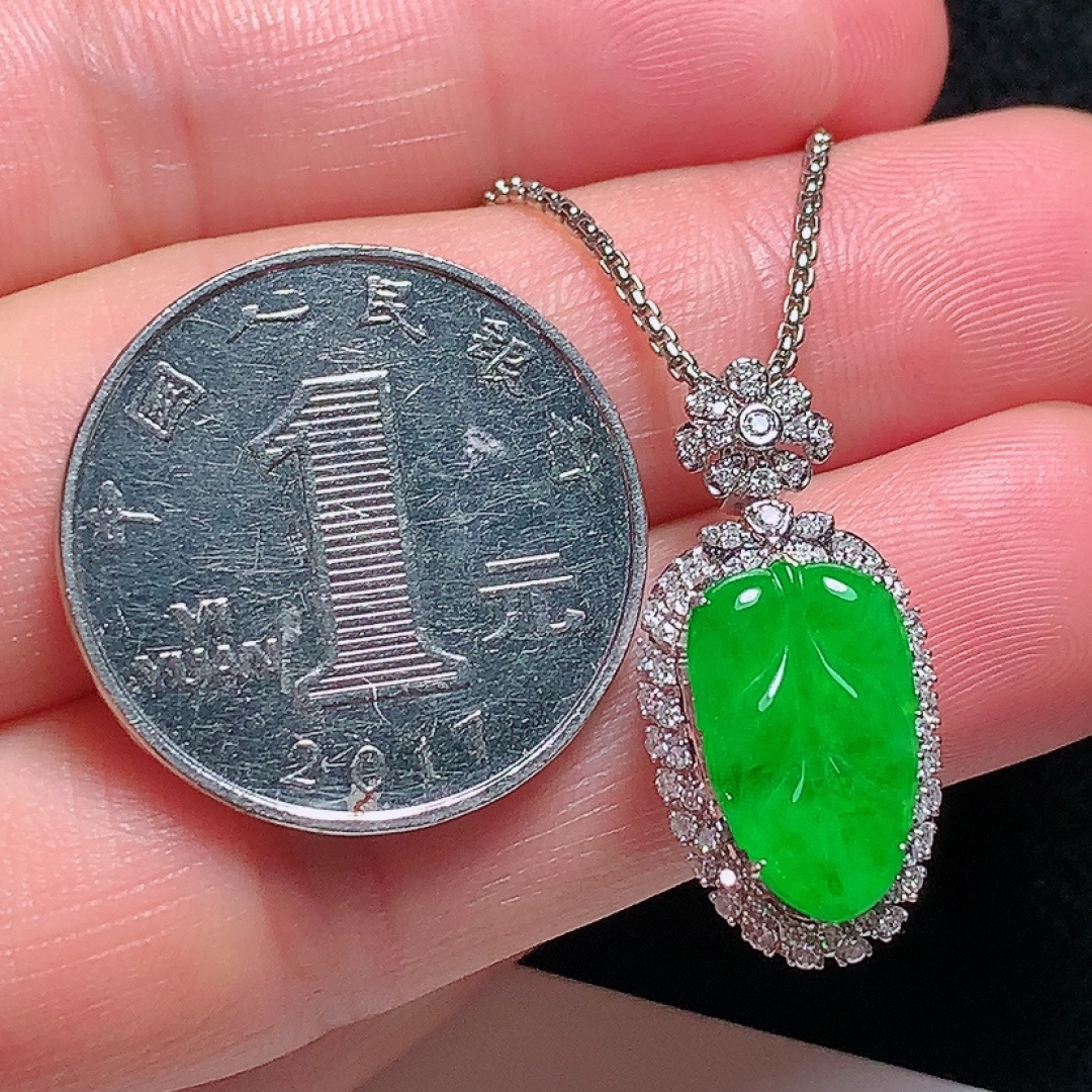 ️18k金镶嵌冰种阳绿金枝玉叶吊坠，种老水头好，又冰又润，饱满无裂：25.7/12.6/8.2mm裸石：14.8/9.1/2mm
