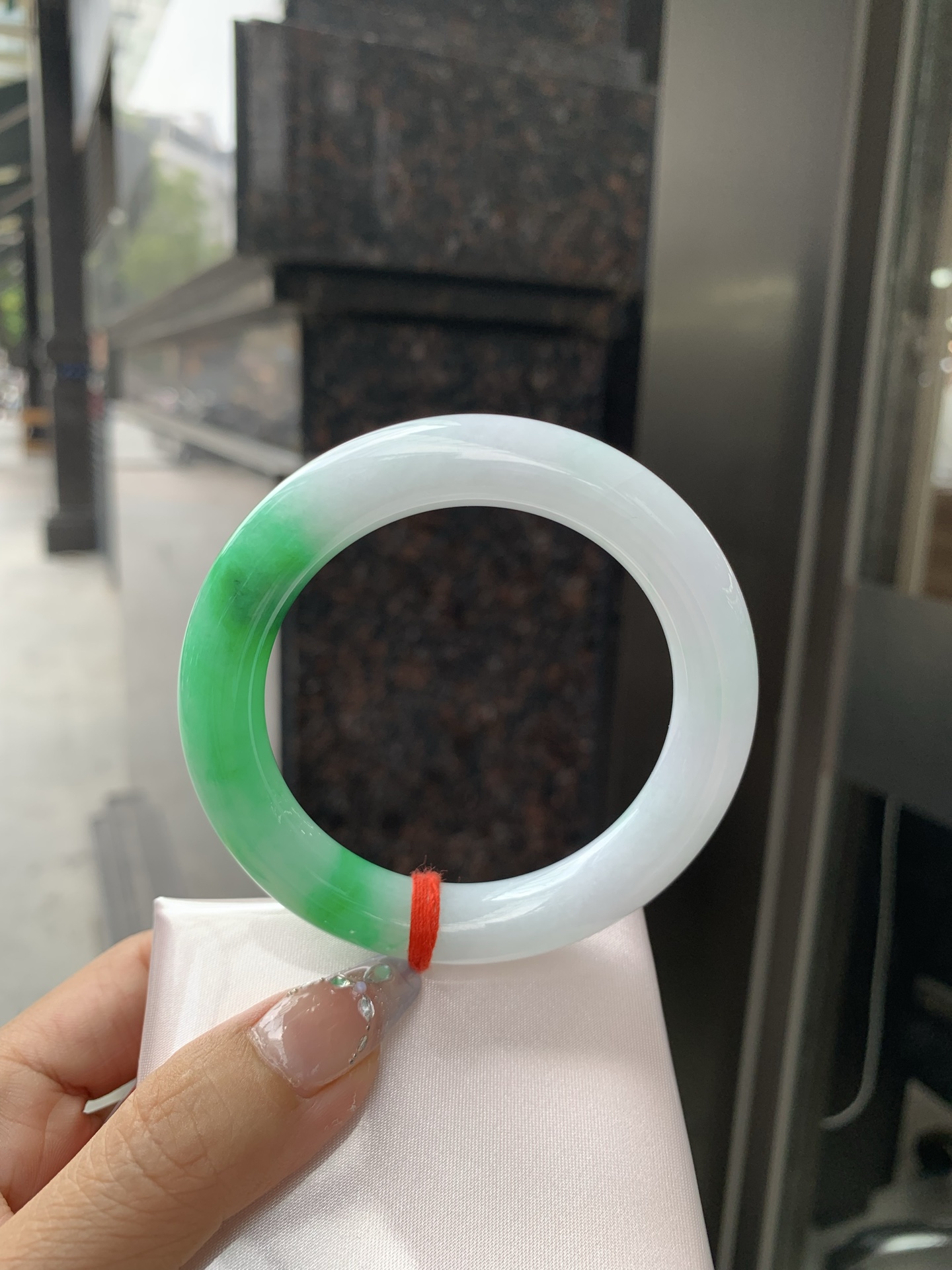 白底青辣绿圆条，55.1-10.6-11.1，0419-N481，打灯多处细纹，有断纹，底妆水润，一节辣绿花点缀，镯色生香，腕间之美，水润中透着灵气，仙气缭绕，温婉可人，举手投足间皆是美好