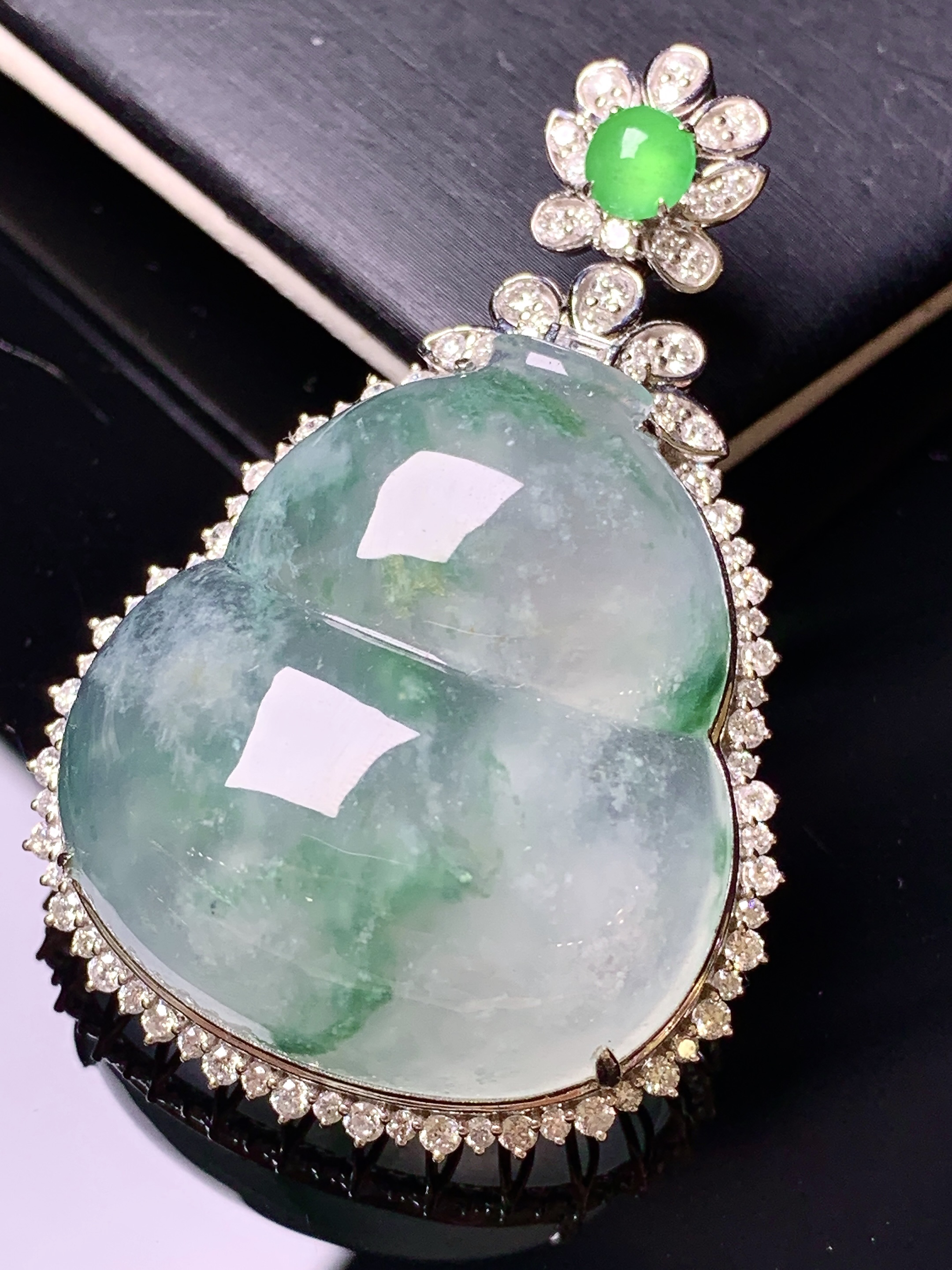 18k金钻镶嵌冰种飘花葫芦吊坠 玉质细腻 色泽艳丽清新 水润亮眼 整体尺寸49.7*32.5*14k1