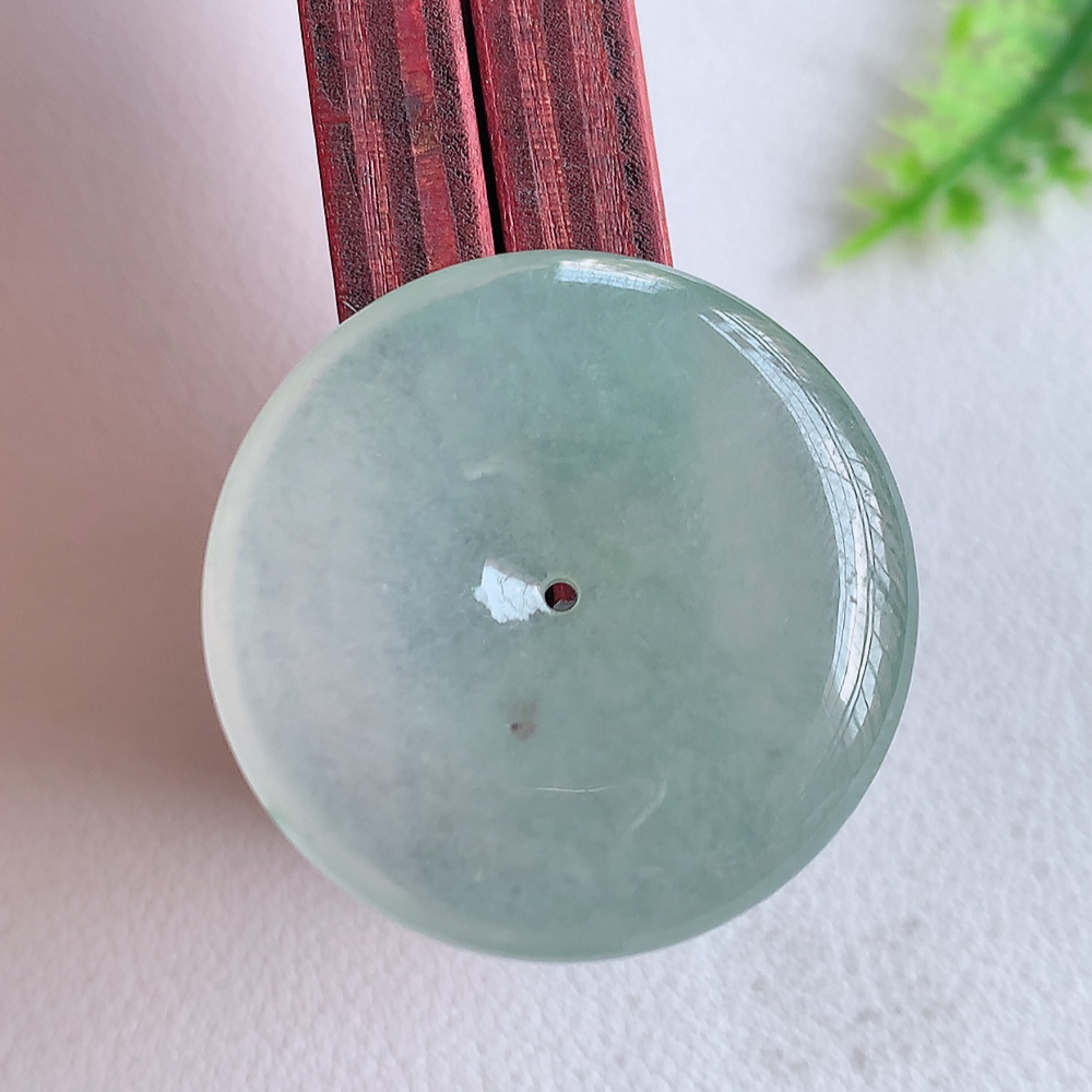 冰润平安扣吊坠，厚装饱满，冰润剔透，细腻水足，种质润泽，飘花灵动，佩戴优雅大气，W01.18   尺寸：28.3-6mm