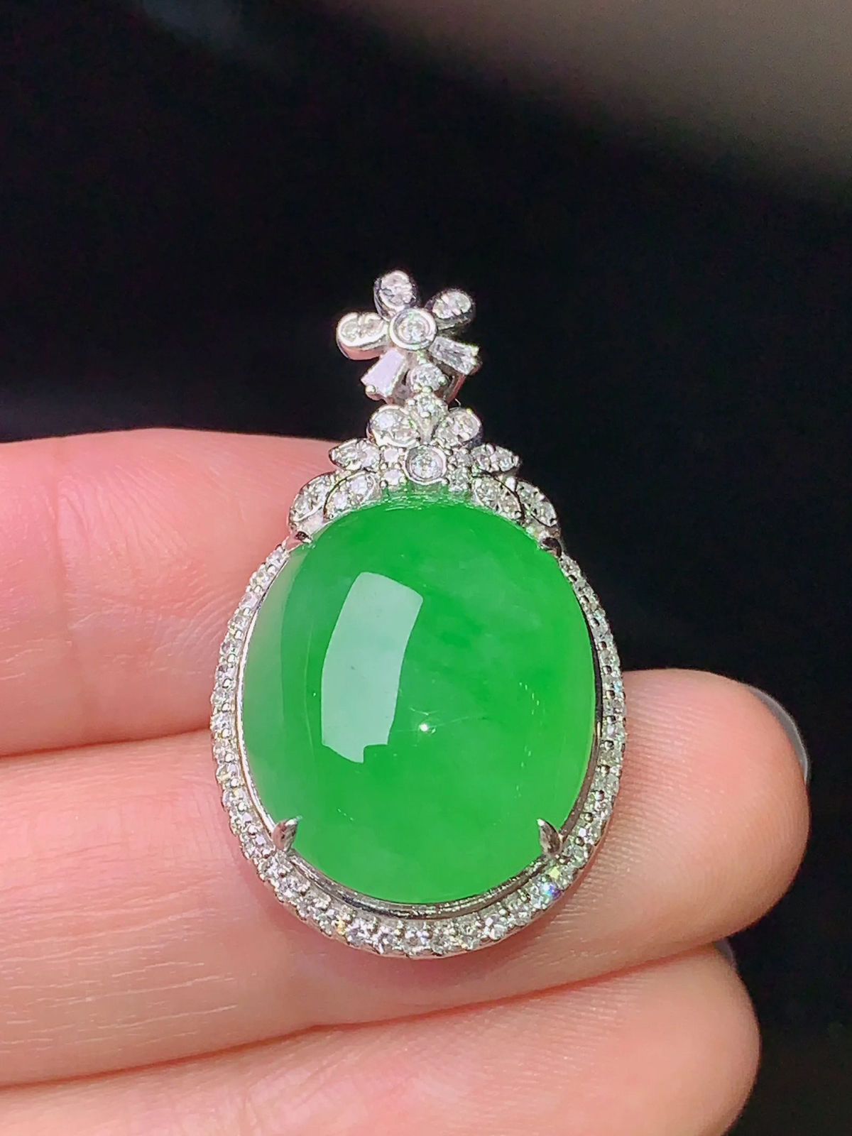 18k金钻镶嵌满绿蛋面吊坠 玉质细腻 色泽清新艳丽 整体尺寸31.3*17.8*10 b2