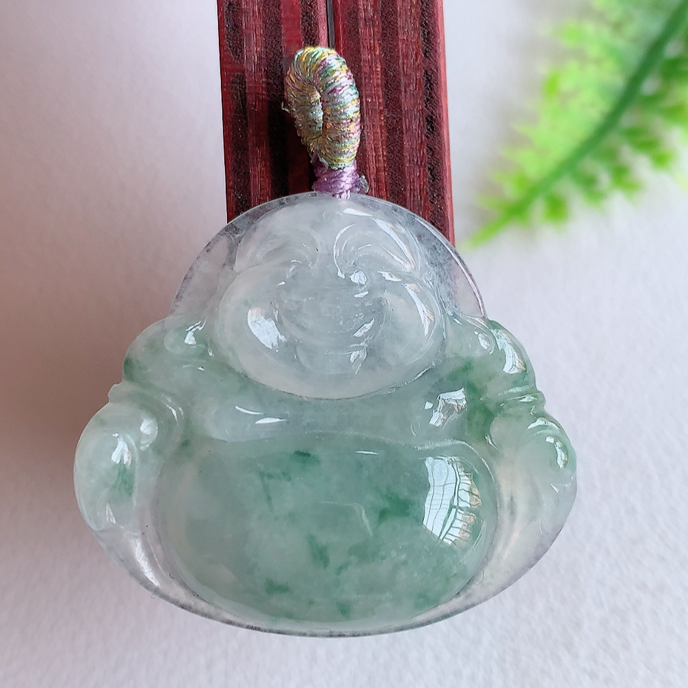 冰润飘花佛公挂件 玉质细腻  精雕弥勒佛，笑佛福耳垂肩，面相喜庆，开怀大笑，憨态可掬。惟妙惟肖，寓意福禄双全，吉祥美满，笑口常开 W415.18  尺寸：27.5-31-5.3mm