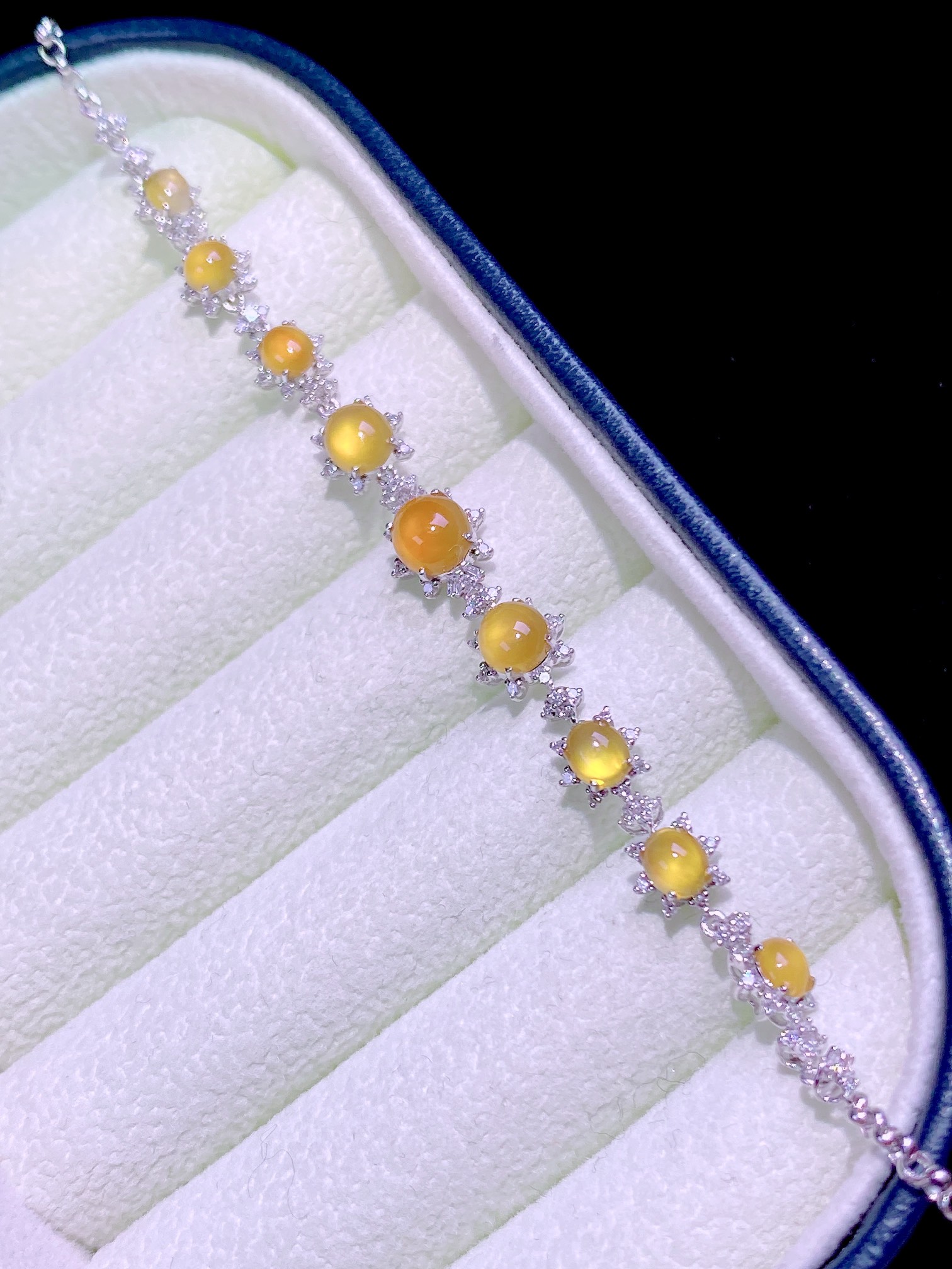 ️，5.4-5.8-3.5，世人皆如满天星 而你却如皎皎洁月         众星捧月 唯你耀眼…天然翡翠高冰黄翡蛋面手链 真是越看越喜欢 独特风格 佩戴气质高雅 设计款